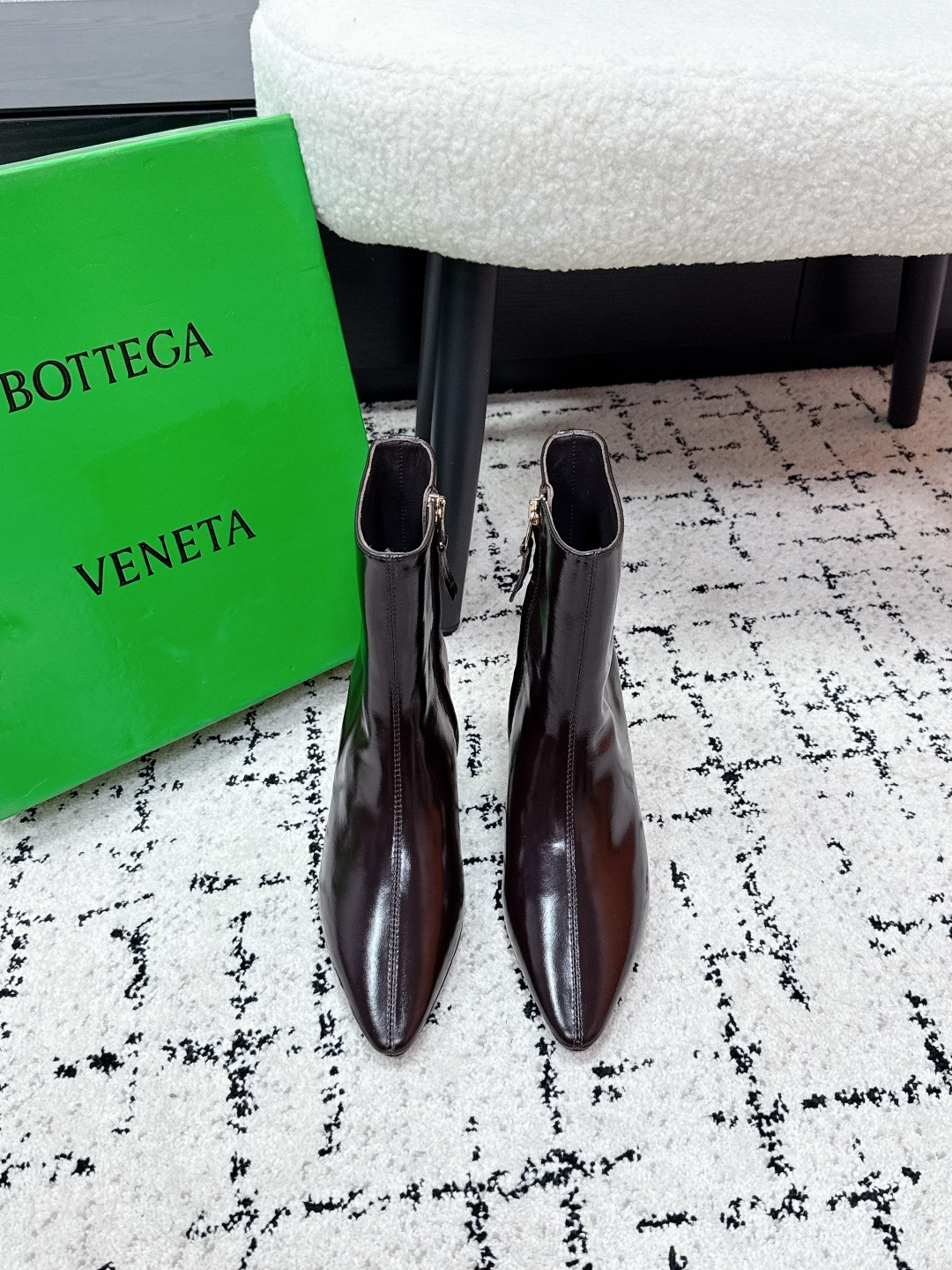 NO:706707,BV Women 25/ Sofia comfortable ankle boots short boots calf butter leather 7cm heel height hand-woven back collar decoration super soft and comfortable black butter leather family elements braided series small round toe essential for commuting BV early autumn series are so beautiful. Elegant materials are used in shoes that are intellectual, elegant and capable. full of high-end design is beautiful~~ the fabric is made of original butter leather and the shaping technology pursues the perfect heel with internal craftsmanship  The foot pads are made of lambskin, never sloppy. The original outsole craftsmanship is a classic of the brand. The new season uses Italian genuine leather outsole with clear dyeing technology and rubber square craftsmanship. Comfortable and high-end flat design makes travel more comfortable and confident. Size: #35-42 (40 41 42 custom-made), boots, bottega veneta, boots, sheepskin, Leather soles19860909BV 女士 25/ Sofia 舒适踝靴 短靴 小牛油皮 7cm跟高 手工编织后鞋口装饰 超软超舒适 黑色 牛油皮 家族元素 编织系列 小圆头 通勤必备 BV早秋系列 都好美啊 优雅材质运用在鞋履上知性优雅干练 满满的高级感设计美美哒～～ 面料选用原版一致牛油皮 以及定型科技追求内部工艺完美鞋跟 垫脚选用小羊皮 绝不马虎 原版大底工艺 品牌经典之作 新季选用意大利真皮大底 配合清染技术 搭配橡胶方块工艺 舒适高端 平底 设计 让出行更舒适 自信 Size: #35-42 (40 41 42定做),靴子,bottega veneta,boots,sheepskin,Leather soles,Women's Shoes