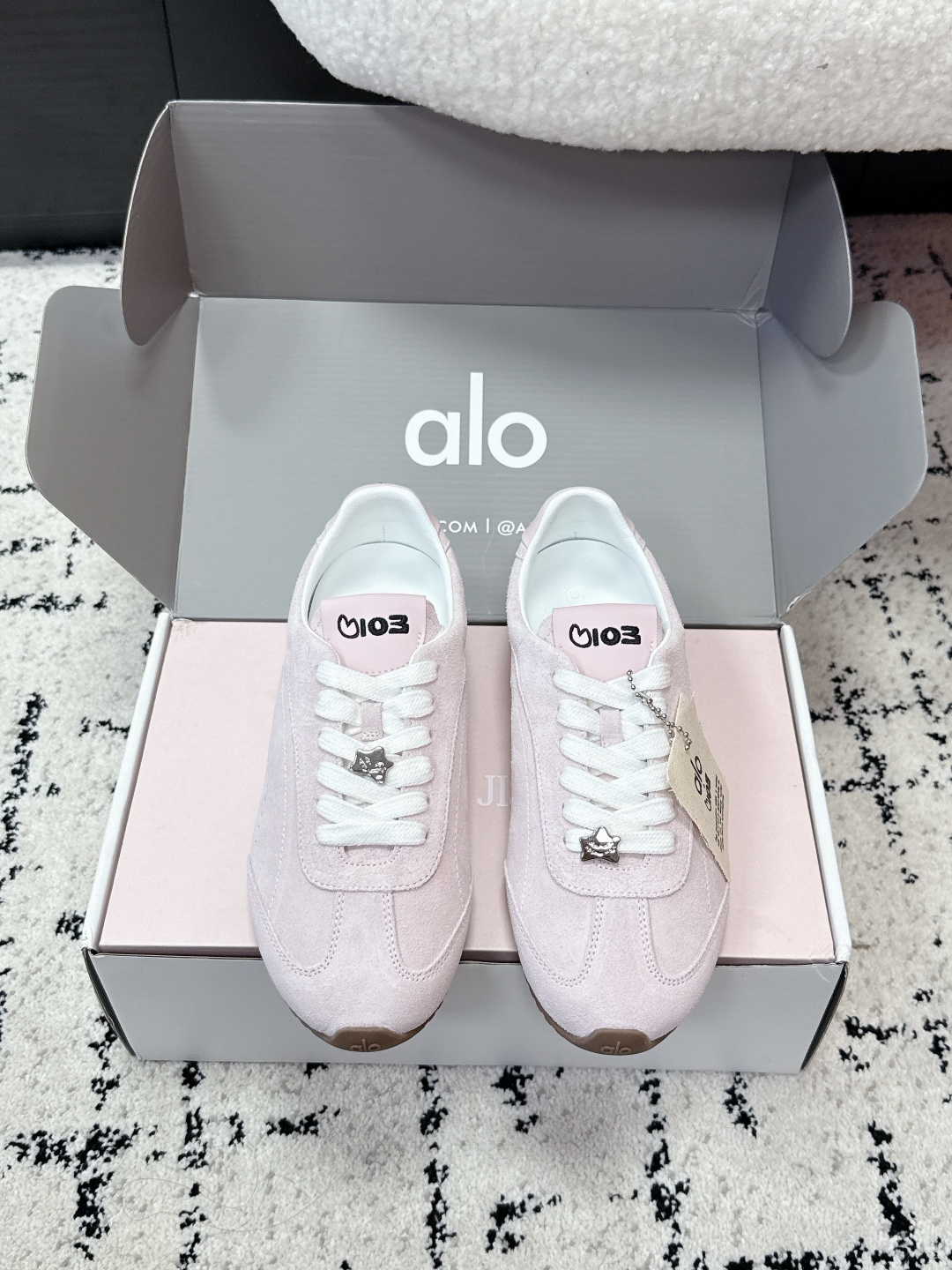 NO:711126,#TOPVERSION alo x Jisoo Jisoo’s latest joint model Sunset series moral training shoes casual shoes American yoga wear brand super popular alo Jisoo Jisoo participated in the design of the joint model, the first choice for European and American stars’ private clothing. This series is really beautiful. The design of the Oxford thin sole is super light and comfortable on the feet. Not tired when walking. Good-looking and fashionable. The fabric is made of high mercerized cowhide. It combines the trend elements of the new season. Modern style is simple and advanced. It can be matched casually and looks good no matter how you wear it. Fabric:  Suede Lining: Sheepskin Outsole: Original rubber molded non-slip outsole Size: #35-40 (customized for 40), casual shoes/sports shoes, sneakers, cowhide, sheepskin, chamois leather19860909#顶级版本 alo x Jisoo智秀最新联名款 Sunset系列 德训鞋 休闲鞋 美国瑜伽服品牌超火的alo 智秀Jisoo参与设计联名款 欧美明星私服首选 这系列真的太好看了 牛津薄底的设计 上脚超级轻便舒服 暴走不累 好看又时尚 面料釆用高丝光牛皮 新季的潮流要素相结合 现代风格简约高级 随意搭配 怎么穿都好看 面料: 麂皮 内里: 羊皮 大底: 原版橡胶开模防滑大底 Size: #35-40 (40订做）,休闲鞋/运动鞋,sneakers,cowhide,sheepskin,chamois leather,Women's Shoes