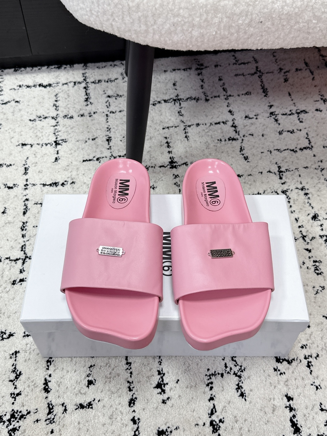 NO:711114,Mm6 Margiela 26/ Thick-soled flat-toe leather slippers adopt a classic single wide-band design with no unnecessary decoration and clean lines, suitable for a variety of wearing styles. It is easy to put on and take off, and the flat-soled design improves daily wearing comfort. The 'MM6' brand logo is printed on the upper strap, and the iconic elements enhance brand recognition.  The upper is made of fine leather fabric, which is soft to the touch and has a certain degree of stiffness. The sole is made of non-slip and wear-resistant rubber material, taking into account texture and practicality. The footbed is designed according to ergonomics, and the curvature fits the sole of the foot, making it less likely to tire your feet after long-term wear. Sheepskin upper, sheepskin lining, rubber outsole, size #35-40 (customized size 40 is non-returnable), slippers, masion margiela, masion margiela, slippers, sheepskin19860909Mm6 马吉拉 26/ 厚底平头皮革 拖鞋 采用经典的单条宽带设计,无多余装饰,线条利落,适配多种穿搭风格.穿脱便捷,平底设计提升日常穿着舒适度.鞋面带处印有“MM6”品牌标识,标志性元素强化品牌辨识度. 鞋面选用细腻的皮质面料,触感柔软且具备一定挺括度,鞋底为防滑耐磨的橡胶材质,兼顾质感与实用性.鞋床根据人体工学设计,弧度贴合足底,长时间穿着不易累脚. 鞋面羊皮 内里羊皮 大底橡胶大底 size#35-40码（40码定制不退换）,拖鞋,masion margiela,masion margiela,slippers,sheepskin,Women's Shoes