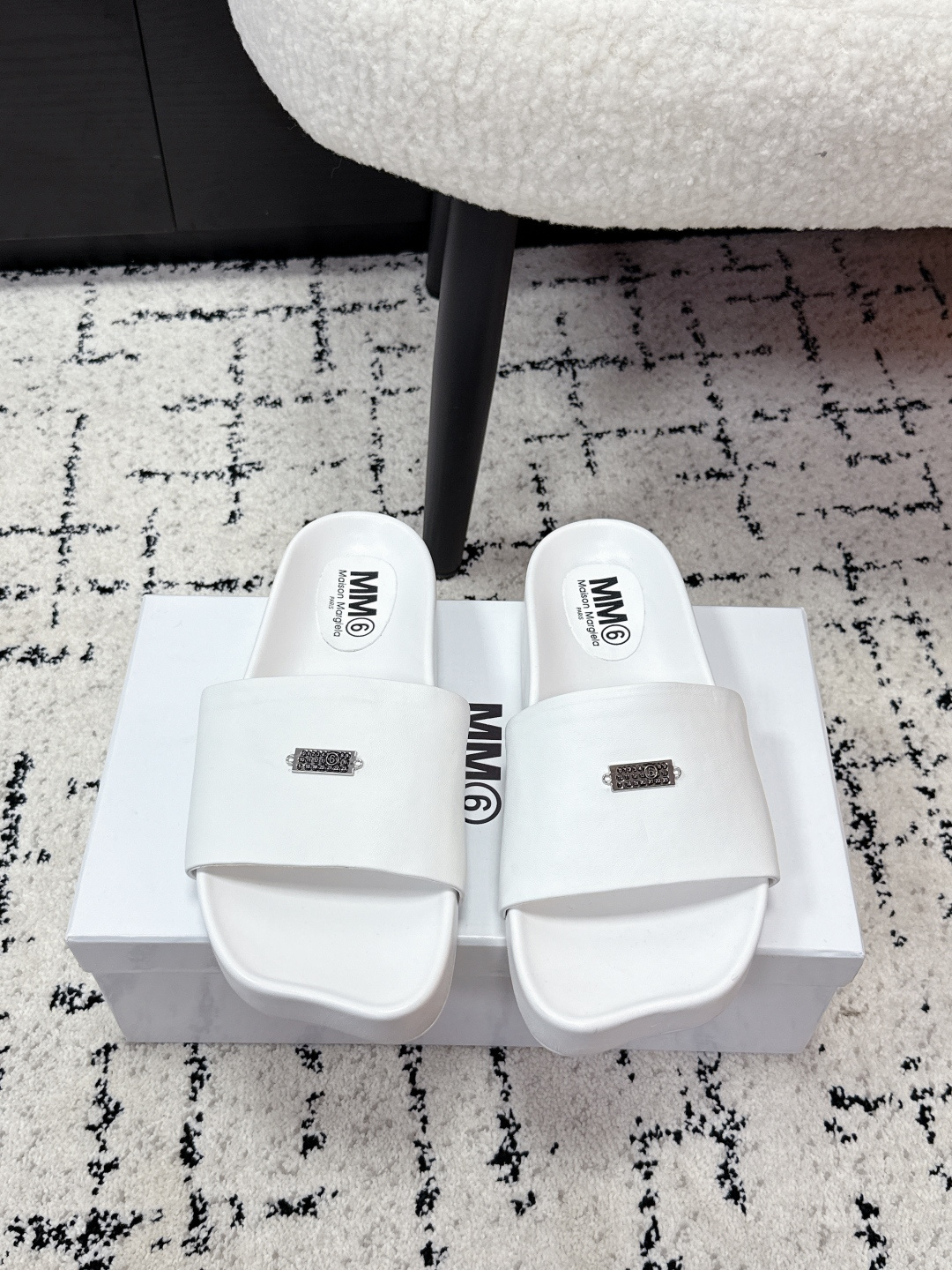 NO:711123,Mm6 Margiela 26/ Thick-soled flat-toe leather slippers adopt a classic single wide-band design with no unnecessary decoration and clean lines, suitable for a variety of wearing styles. It is easy to put on and take off, and the flat-soled design improves daily wearing comfort. The 'MM6' brand logo is printed on the upper strap, and the iconic elements enhance brand recognition.  The upper is made of fine leather fabric, which is soft to the touch and has a certain degree of stiffness. The sole is made of non-slip and wear-resistant rubber material, taking into account texture and practicality. The footbed is designed according to ergonomics, and the curvature fits the sole of the foot, making it less likely to tire your feet after long-term wear. Sheepskin upper, sheepskin lining, rubber outsole, size #35-40 (customized size 40 is non-returnable), slippers, masion margiela, masion margiela, slippers, sheepskin19860909Mm6 马吉拉 26/ 厚底平头皮革 拖鞋 采用经典的单条宽带设计,无多余装饰,线条利落,适配多种穿搭风格.穿脱便捷,平底设计提升日常穿着舒适度.鞋面带处印有“MM6”品牌标识,标志性元素强化品牌辨识度. 鞋面选用细腻的皮质面料,触感柔软且具备一定挺括度,鞋底为防滑耐磨的橡胶材质,兼顾质感与实用性.鞋床根据人体工学设计,弧度贴合足底,长时间穿着不易累脚. 鞋面羊皮 内里羊皮 大底橡胶大底 size#35-40码（40码定制不退换）,拖鞋,masion margiela,masion margiela,slippers,sheepskin,Women's Shoes