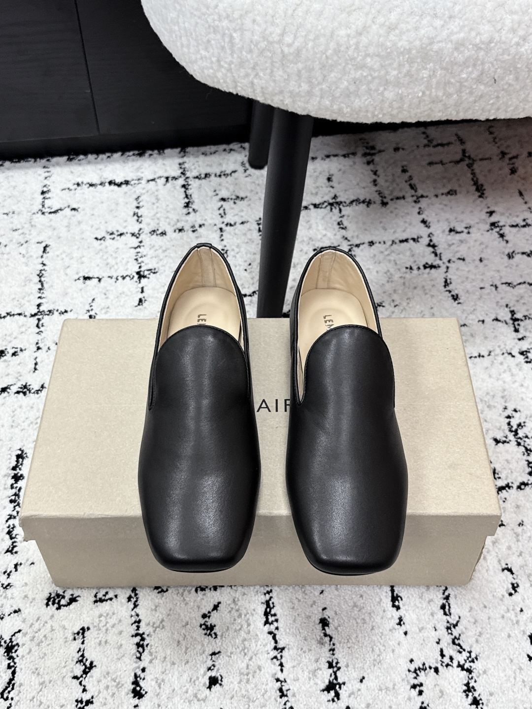 NO:723964,Lemaire 26/ss early spring new square-toe loafers, flats and casual shoes. The shoe body has no extra decoration. It only uses one-piece upper cutting and minimalist hemming technology to strengthen the outline. The use of low-saturated colors such as cream yellow and light gray is in line with the brand's 'soft neutral color' color system; the black model is a classic basic model, suitable for all scenes.  The shoes meet the needs of multiple scenes such as commuting, leisure, and travel. The materials are wear-resistant and the styles are versatile, reflecting the brand's core proposition of 'design for daily service.' The silhouette of the square-toe loafers weakens gender characteristics, and the design idea of ​​the same style for men and women is in line with the brand's minimalist aesthetics of 'genderless wear.' The upper is cowhide, the lining is sheepskin, and the outsole is Italian leather. The outsole is 2cm higher.  size#35-41 (customized sizes 40 and 41 are non-refundable), loafers, loafers, flats, cowhide, sheepskin, Leather soles19860909Lemaire 26/ss早春新款方头乐福鞋平底鞋休闲鞋 鞋身无多余装饰,仅通过一体成型的鞋面剪裁和极简包边工艺强化轮廓,奶油黄、浅灰等低饱和色系的运用,契合品牌「柔和中性色」的色彩体系；黑色款则作为经典基础款,适配全场景穿搭. 鞋款兼顾通勤、休闲、旅行等多场景穿着需求,材质耐磨、版型百搭,体现品牌「设计为日常服务」的核心主张.方头乐福鞋的廓形弱化了性别特征,男女同款的设计思路,契合品牌「无性别穿搭」的极简美学. 鞋面牛皮 内里羊皮 大底意大利真皮大底 增高2cm size#35-41（40、41码定制不退换）,乐福鞋,loafers,flats,cowhide,sheepskin,Leather soles,Women's Shoes