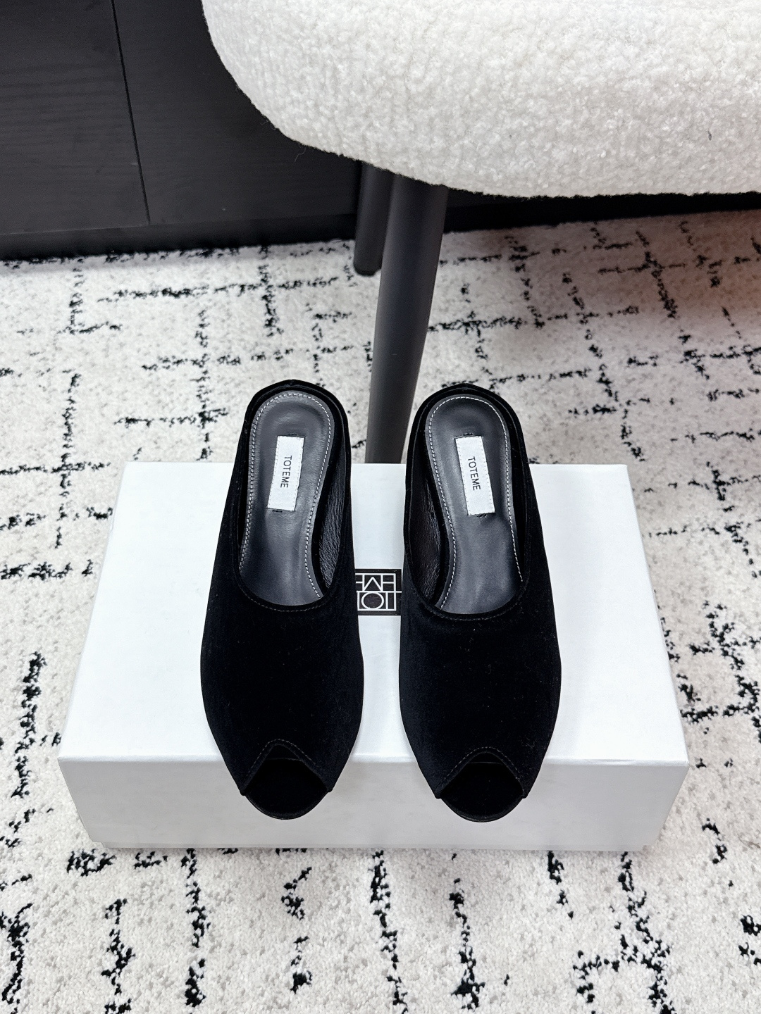 NO:723957,Toteme 26/ ss early spring new fish mouth wedge heel high-heeled slippers adopt the Muller half-slip version with fish mouth open toe and low wedge heel design, which not only retains the convenience and casualness of Mule shoes, but the fish mouth details also add lightness and sexiness; the toe is rounded fish mouth cut, the lines are soft and not picky on the foot shape, and the heelless design makes it easy to put on and take off.  The upper is made of fine velvet material, which is soft to the touch and has a matte high-end feel; the shoe body has no unnecessary decoration, and is only outlined with simple hemming technology, continuing the brand's Nordic minimalist design core; the insole is soft leather of the same color, which improves the comfort of the upper foot. Velvet upper, sheepskin lining, Italian leather outsole, 4cm higher  size#35-41 (customized sizes 40 and 41 are non-refundable), half drag, slippers, sheepskin, Leather soles19860909Toteme 26/ ss早春新款鱼嘴坡跟高跟拖鞋 采用鱼嘴露趾的穆勒半拖版型,搭配低坡跟设计,既保留了穆勒鞋的便捷随性,鱼嘴细节又增添了轻熟性感；鞋头为圆润的鱼嘴剪裁,线条柔和不挑脚型,无后跟设计穿脱便利. 鞋面选用细腻的天鹅绒材质,触感柔软且自带哑光高级感；鞋身无多余装饰,仅以简洁的包边工艺勾勒轮廓,延续品牌北欧极简的设计内核；鞋垫为同色系软质皮革,提升上脚舒适度. 鞋面天鹅绒 内里羊皮 大底意大利真皮大底 增高4cm size#35-41码（40、41码定制不退换）,半拖,slippers,sheepskin,Leather soles,Women's Shoes