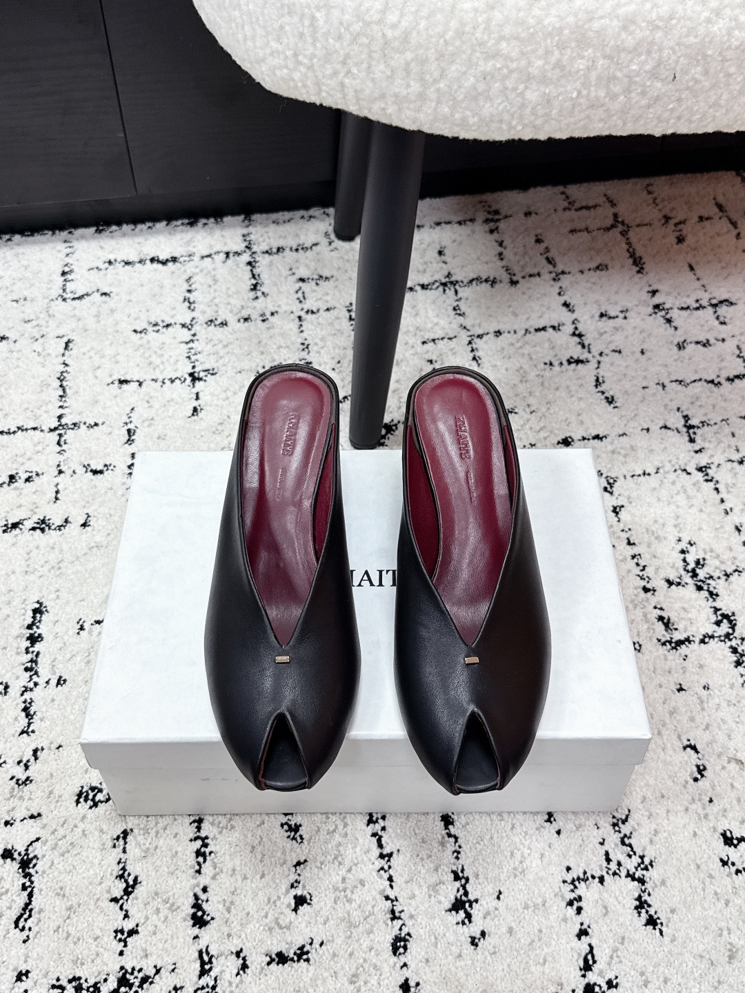 NO:723953,Khaite 26 /ss spring and summer new fish-mouth open-toe mules high heels adopt the iconic 'open-toe' toe design, which is an iconic element of minimalist style and avant-garde aesthetics in recent years, with both recognition and visual tension. Made of fine leather, the shoe body has smooth and neat lines, with both stiffness and softness.  The black and white model outlines the silhouette of the shoe with black and white contrasting colors, while the black and red model uses a burgundy lining to form a retro contrast with the black shoe body. The color is high-end and layered. The heelless Mule drag design is both elegant and practical, suitable for commuting, leisure and other scenes. The upper is cowhide, the lining is sheep lining, the sole is Italian genuine leather, and the height is increased by 6cm. Size #35-41 (customized sizes 40 and 41 are not returnable), half drag, high  heels,cowhide,Leather soles19860909Khaite 26 /ss春夏 新款 鱼嘴露趾穆勒高跟鞋 采用标志性的“露趾”鞋头设计,是近年极简风与先锋美学的标志性元素,兼具辨识度与视觉张力.选用细腻皮革打造,鞋身线条流畅利落,兼具挺括感与柔软脚感. 黑白款以黑白撞色勾勒鞋型轮廓,黑红款则用酒红色内衬与黑色鞋身形成复古对比,配色高级且富有层次感.无后跟的穆勒拖设计,兼具优雅感与实穿性,适配通勤、休闲等多场景. 鞋面牛皮 内里羊里 鞋底意大利真皮大底 增高6cm Size#35-41码（40、41码定制不退换）,半拖,high heels,cowhide,Leather soles,Women's Shoes