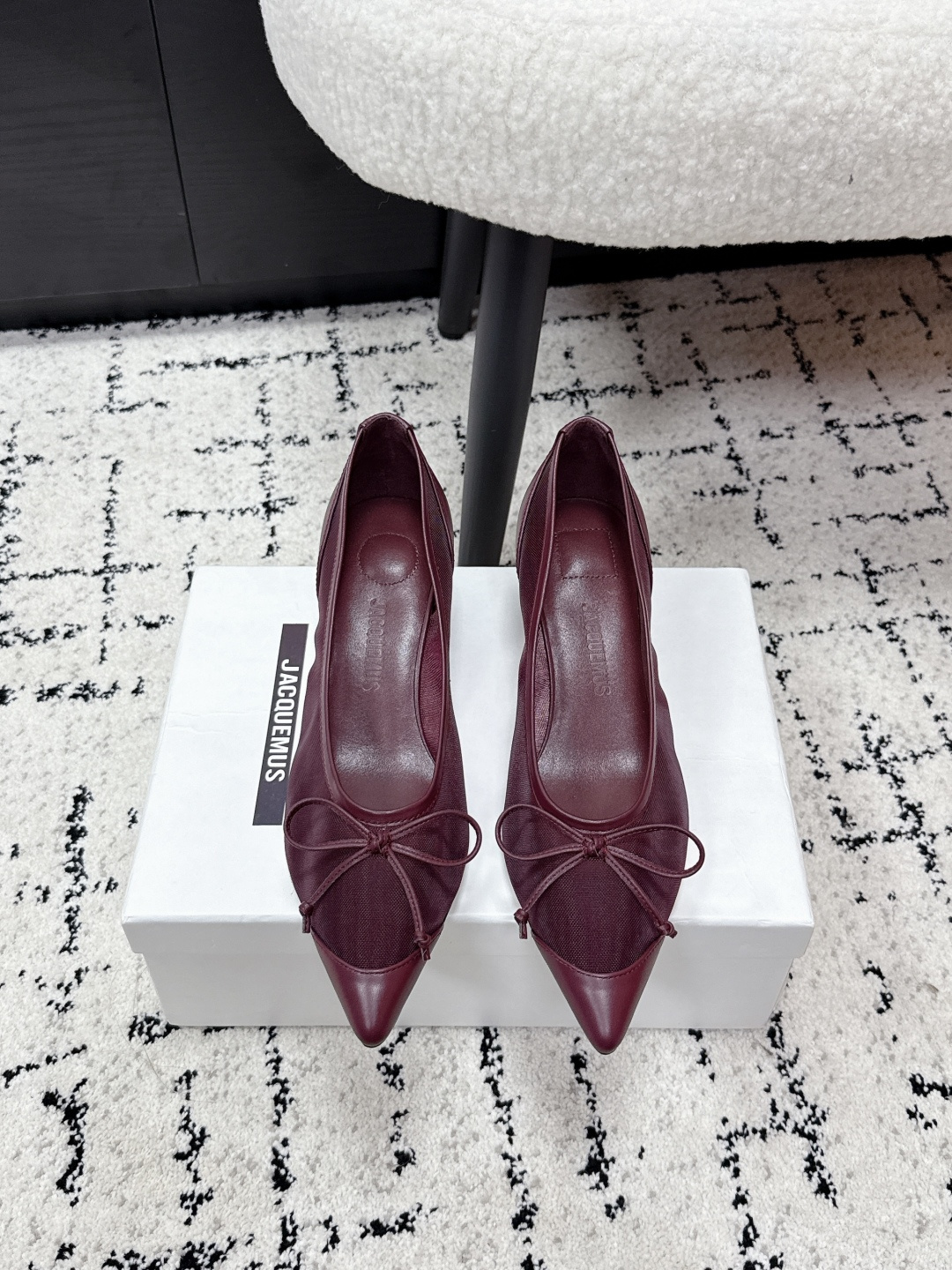 NO:723961,Jacquemus Gilsanda 26/ Pointed toe shallow breathable bow small high heels shoes. The burgundy model is made of matte leather, with a delicate texture and a sense of luxury; the off-white model is made of soft leather, with a soft and waxy touch that fits the shape of the foot; the black model is made of velvet/mesh material with a hazy texture; the thin ribbon of the bow has a strong hand-made feel, neat stitching, and the details reflect the brand's craftsmanship.  The three classic colors of burgundy, off-white, and black are selected for color matching, which are suitable for French, commuting, light and sophisticated styles; the overall style is a combination of French minimalist style and feminine goddess style, which is suitable for daily casual matching, and can also be integrated into exquisite commuting or dating styles. Upper cowhide/mesh Lining sheepskin Outsole Italian leather outsole Increased by 4.5cm size #35-41 (customized sizes 40 and 41 are not returnable), high-heeled shoes, jil sander, high  heels,cowhide,sheepskin,Leather soles19860909Jacquemus 吉尔桑达 26/ 尖头浅口透气蝴蝶结小高跟 单鞋 酒红款为哑光皮革,质感细腻且自带高级感；米白款是软质皮质,触感软糯贴合脚型；黑色款采用丝绒/网纱类材质,带有朦胧的肌理感；蝴蝶结的细带手工感强,缝线工整,细节处体现品牌工艺. 配色选择酒红、米白、黑色三款经典色,适配法式、通勤、轻熟等多种风格；整体是法式极简风与柔美女神范的结合,既适合日常休闲搭配,也能融入精致的通勤或约会造型. 鞋面牛皮/网 内里羊皮 大底意大利真皮大底 增高4.5cm size#35-41码（40、41码定制不退换）,高跟鞋单鞋,jil sander,high heels,cowhide,sheepskin,Leather soles,Women's Shoes