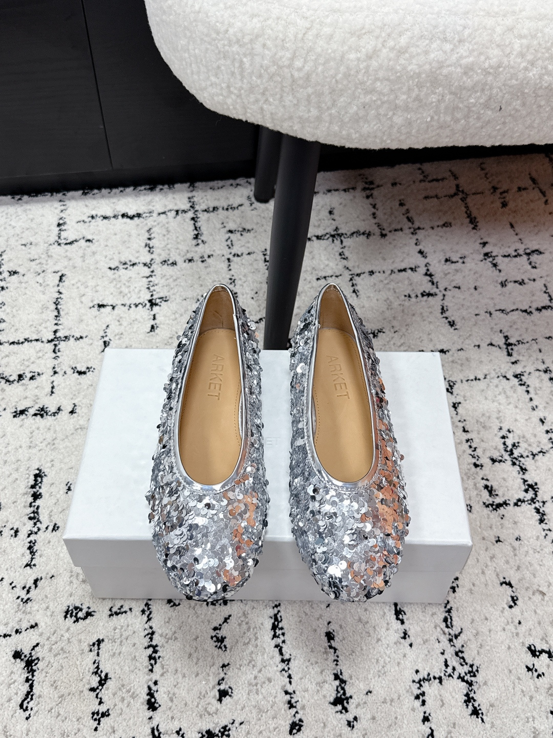 NO:748423,Arket Niche 26/ Early spring new round toe flat ballet shoes adopt the classic round toe flat ballet shoe version, which is the embodiment of ARKET's simple and practical design style, taking into account comfort and daily wear adaptability. The zebra pattern model uses classic brown and black contrasting colors to show retro wildness; the sequined model uses silver and black monochrome to highlight the luster of the material, which is simple and has visual highlights.  Continuing ARKET's core of 'minimalist Nordic style + pragmatism', the basic shoe shape is matched with eye-catching materials, which balances the sense of design and practicality for daily wear. There is no unnecessary decoration, and only materials and patterns shape the visual focus. The shoe body has smooth lines and is in line with the minimalist aesthetics of Nordic design. Horse hair/sequin upper, sheepskin lining, rubber outsole, size #35-41 (customized sizes 40 and 41 are not returnable), single shoes, sheepskin19860909Arket 小众 26/ 早春新款圆头平底 芭蕾鞋 采用经典的圆头平底芭蕾鞋版型,是ARKET简约实用的设计风格体现,兼顾舒适度与日常穿搭适配性.斑马纹款以经典棕黑撞色呈现复古野性；亮片款则用银、黑单色凸显材质光泽,简约中带视觉亮点. 延续ARKET“极简北欧风+实用主义”的核心,基础鞋型搭配亮眼材质,平衡了设计感与日常穿着的实用性.无多余装饰,仅通过材质和图案塑造视觉焦点,鞋身线条流畅,符合北欧设计的极简美学. 鞋面马毛/亮片 内里羊皮 大底橡胶大底 size#35-41码（40、41码定制不退换）,单鞋,sheepskin,Women's Shoes