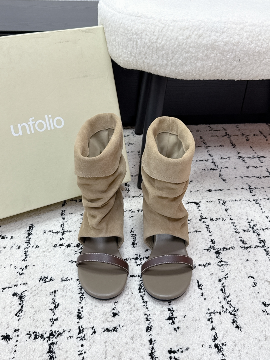 NO:748432,Unfolio 26/ Latest Dui Dui sandals Unfolio 26 spring and summer new Dui Dui sandals, nomadic style design, brown suede + one-line straps with open toes, pleated pile boots with a super lazy atmosphere!  The inner heightening design is comfortable and makes your legs longer. It is very suitable for spring and summer. It is versatile whether worn with long skirts or jeans, and it is easy to switch styles. It is soft and does not chafe your feet. It can be worn for commuting and vacation. It is a fashionable tool for spring and summer wear!  Fabric: Sheepskin Lining: Sheepskin Sole: Genuine leather sole Size: #35-41 (customized at 40.41), boots, boots, skirts, jeans, sheepskin, chamois leather19860909Unfolio 26/ 最新 堆堆 凉靴 Unfolio 26春夏新款堆堆凉靴,游牧风设计,棕色麂皮+一字带露趾,褶皱堆堆靴筒超有慵懒氛围感！内增高设计,舒适又显腿长,春夏穿超合适~无论搭长裙还是牛仔裤都很百搭,轻松切换风格 .柔软不磨脚,通勤、度假都能穿,是春夏穿搭的时髦神器！ 面料: 羊皮 内里: 羊皮 鞋底: 真皮底 Size: #35-41(40.41订做）,靴子,boots,skirts,jeans,sheepskin,chamois leather,Women's Shoes