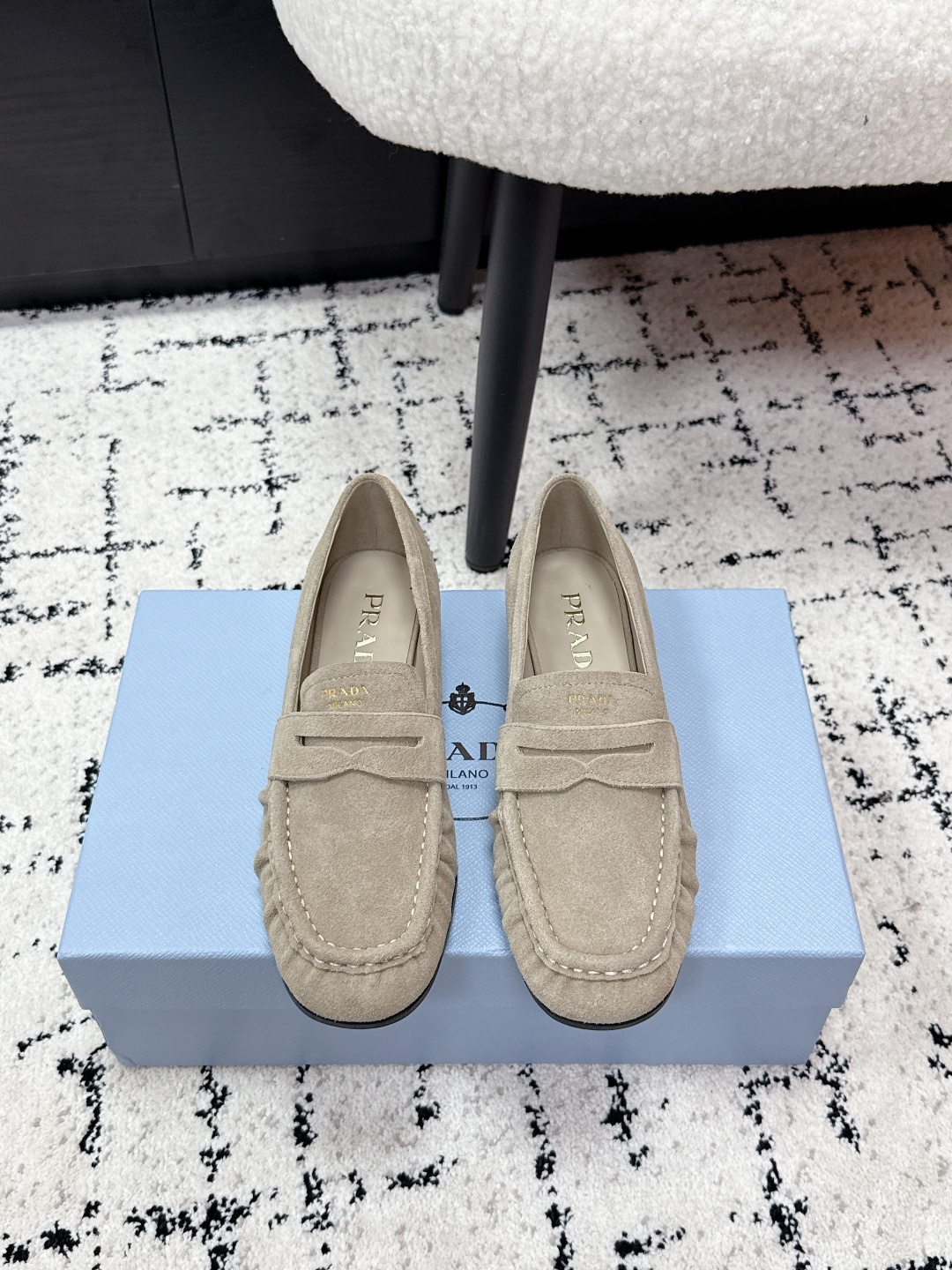 NO:721390,# Top Version Prada Prada 26/ The latest loafers in early spring. There are so many celebrity Internet celebrities. This year's super popular pleated loafers are soft and delicate, retro and elegant. Comfortable and wear-resistant. They are OK for commuting and leisure. The slip-on design is super convenient. It is versatile and easy to match with skirts and trousers. It is easy to get a high-end look. Upper: high mercerized cowhide pleats + gold logo. Lining: mixed sheepskin. Heel height:  2.5CM sole: original molded rubber outsole Size: #35-41 (customized at 40.41), single shoes, prada, prada, loafers, skirts, cowhide, sheepskin19860909#顶级版本 Prada 普拉达 26/ 早春最新 乐福鞋 超多明星网红种草 今年超火的褶皱乐福鞋 柔软细腻 复古又优雅 穿着舒适耐磨 通勤休闲都OK 一脚蹬设计超方便 百搭不挑人 裙装裤装随心搭 轻松get高级感穿搭 鞋面: 高丝光牛皮褶皱+金色徽标 内里: 混种羊皮 跟高: 2.5CM 鞋底: 原版开模橡胶大底 Size: #35-41（40.41订做）,单鞋,prada,prada,loafers,skirts,cowhide,sheepskin,Women's Shoes