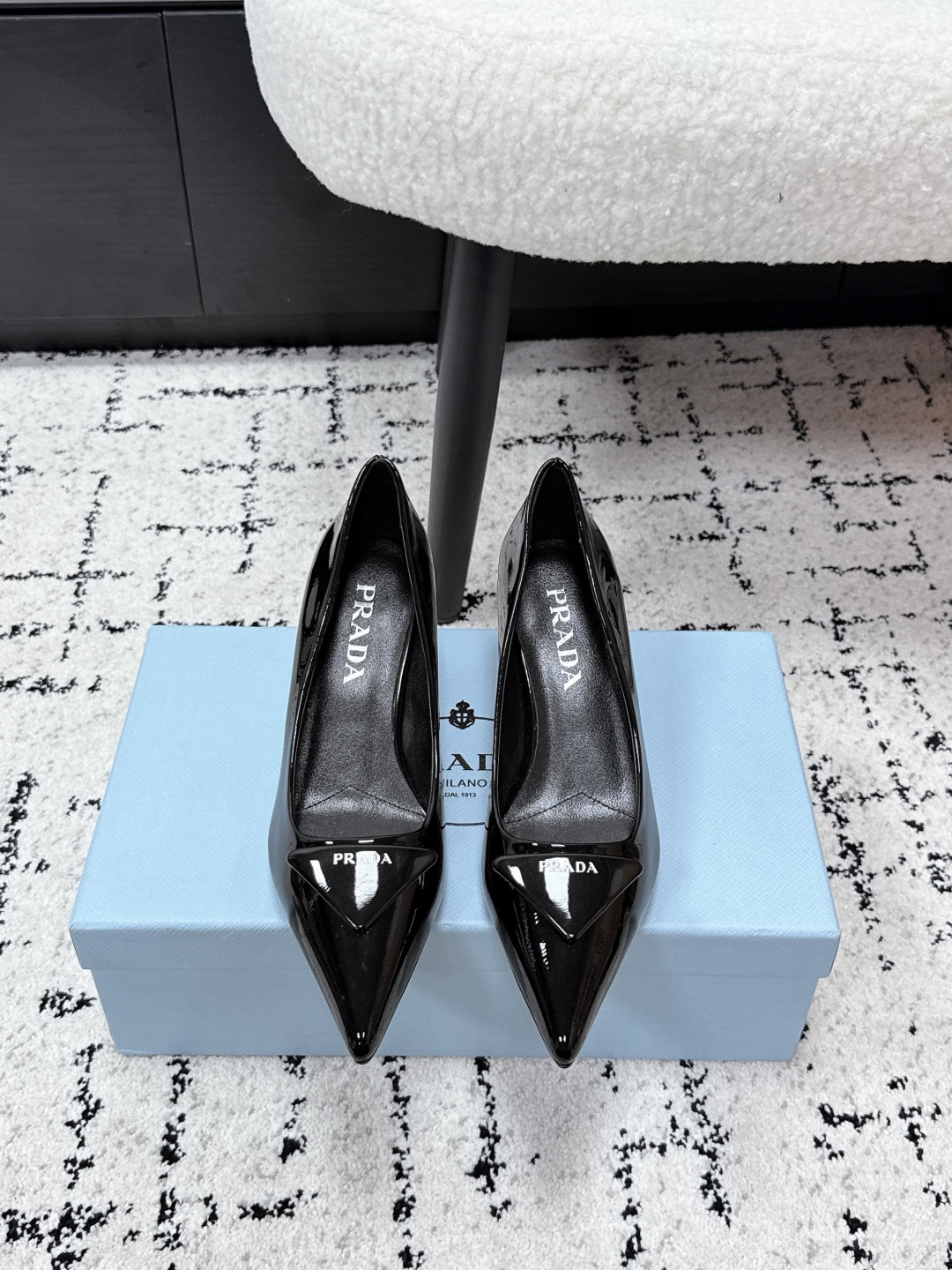 NO:711139,Prada 26/ss classic triangular pointed toe small high-heeled shoes use a combination of sharp pointed toe + geometric triangle logo. The triangular splicing at the toe is a brand-recognizable design, which elongates the leg line and strengthens the sense of pioneering. The heel is a stiletto heel style, which enhances elegance while maintaining the neatness of the shoe shape.  The body of the shoe adopts a simple, non-decorative design, only the brand's iconic triangle element is retained on the toe, and the PRADA logo is engraved on the inside of the shoe. The shoemaking process ensures the comfort and stiffness of the fit. The upper is made of beaded cowhide/patent leather, the lining is sheepskin, and the outsole is made of genuine leather. It is increased by 6cm. Size #35-41 (customized sizes 40 and 41 are not returnable). High-heeled shoes, prada, prada, high  heels,cowhide,sheepskin,Leather soles19860909Prada 普拉达 26/ ss 经典款三角标尖头小高跟单鞋 采用锐利尖头+几何三角标的组合,鞋头处的三角拼接是品牌辨识度设计,拉长腿部线条的同时强化了先锋感；鞋跟为细高跟款式,提升优雅气质的同时保持了鞋型的利落感. 鞋身采用简约的无装饰设计,仅在鞋头处保留品牌标志性三角元素,鞋内印刻PRADA标识,制鞋工艺保障了贴合脚型的舒适度与版型挺括度. 鞋面开标珠牛皮/漆皮 内里羊皮 大底真皮大底 增高6cm size#35-41码（40、41码定制不退换）,高跟鞋单鞋,prada,prada,high heels,cowhide,sheepskin,Leather soles,Women's Shoes