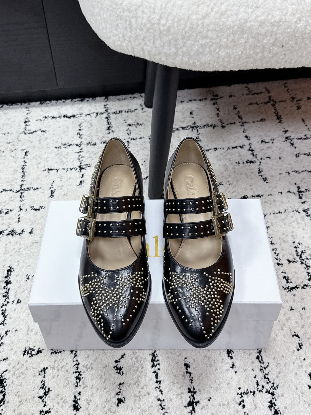 NO:721383,# Purchasing Level Chloe 26/Early Spring The latest Susanna rivet double buckle casual shoes Chloe 26 is the latest shoe, with metal rivets and double buckle design, retro and fashionable. Round toe shallow mouth + tendon leather sole, comfortable to wear, suitable for daily commuting or leisure! The rivet details are super personalized, and the double-button decoration is full of exquisiteness. It looks great with skirts or jeans, and you can easily switch between different styles. Chloe has always been known for its elegance and quality. This pair of shoes is really worth buying! Fabric: Customized cowhide/rivets Lining: Sheepskin Sole: Genuine leather sole Size: #35-40 (customized for 40), single shoes, chloe, loewe, skirts, jeans, cowhide, sheepskin19860909#代购级 Chloe蔻依 26/ 早春 最新 Susanna 铆钉 双扣 休闲单鞋 Chloe 26最新单鞋,搭配金属铆钉和双扣设计,复古又时髦.圆头浅口＋牛筋真皮底,穿着舒适,日常通勤或休闲都OK！铆钉细节超有个性,双扣装饰精致感满满,搭裙装或牛仔裤都很出彩,轻松切换多种风格心.Chloe一直以优雅和品质著称,这双鞋真的很值得入手！ 面料: 定制牛皮/铆钉 内里: 羊皮 鞋底: 真皮底 Size: #35-40(40订做）,单鞋,chloe,loewe,skirts,jeans,cowhide,sheepskin,Women's Shoes