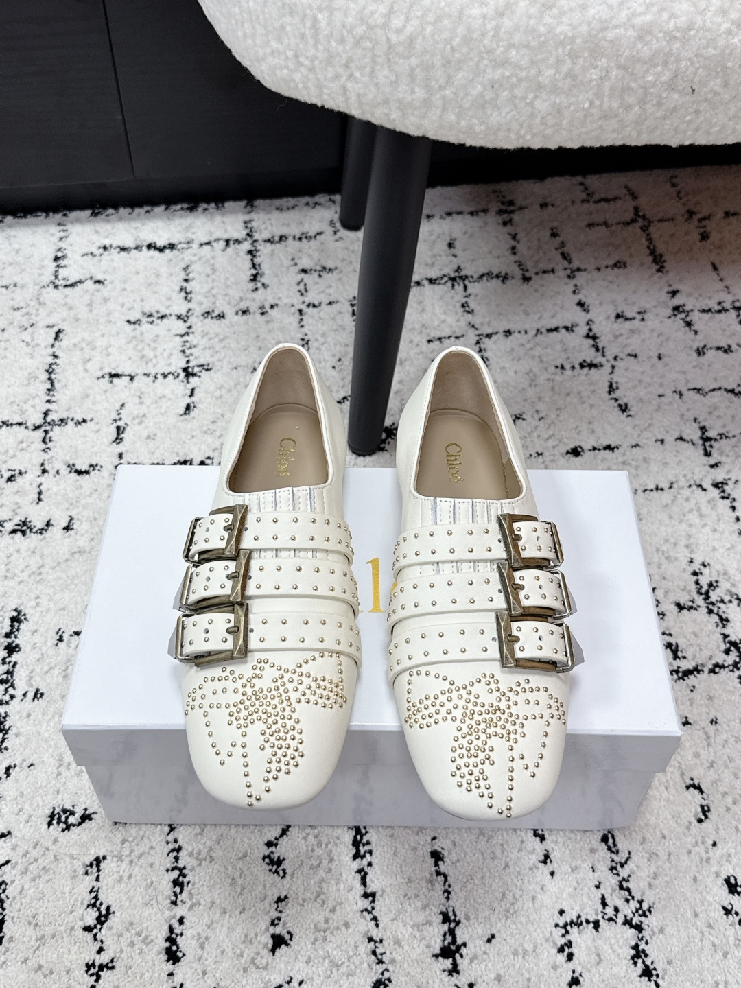 NO:721377,# Purchasing Level Chloe 26/Early Spring The latest Susanna rivets three-button flat shoes casual shoes Chloe 26 latest shoes, with metal rivets and double-buckle design, retro and fashionable. Round toe shallow mouth + tendon leather sole, comfortable to wear, suitable for daily commuting or leisure! The rivet details are super personalized, and the double-button decoration is full of exquisiteness. It looks great with skirts or jeans, and you can easily switch between different styles. Chloe has always been known for its elegance and quality. This pair of shoes is really worth buying! Fabric: Customized cowhide/rivets Lining: Sheepskin Sole: Genuine leather sole Size: #35-40 (customized for 40), single shoes, chloe, loewe, flats, skirts, jeans, cowhide, sheepskin19860909#代购级 Chloe蔻依 26/ 早春 最新 Susanna 铆钉 三扣 平底鞋 休闲单鞋 Chloe 26最新单鞋,搭配金属铆钉和双扣设计,复古又时髦.圆头浅口＋牛筋真皮底,穿着舒适,日常通勤或休闲都OK！铆钉细节超有个性,双扣装饰精致感满满,搭裙装或牛仔裤都很出彩,轻松切换多种风格心.Chloe一直以优雅和品质著称,这双鞋真的很值得入手！ 面料: 定制牛皮/铆钉 内里: 羊皮 鞋底: 真皮底 Size: #35-40(40订做）,单鞋,chloe,loewe,flats,skirts,jeans,cowhide,sheepskin,Women's Shoes