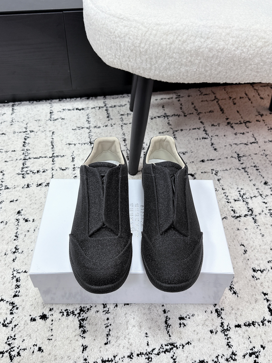 NO:711111,#TOPVERSION Couple model Martin Margiela 25/ Future low-cut couple model sports shoes with upgraded cowhide lining and full texture!  Do you still remember this pair of Future sneakers that led the trend of high-end sneakers?  It has returned with a bang and has once again become the focus of fashion. It has won the love of countless fans with its unique design concept and excellent comfort. Now this classic has finally returned to the world, allowing us to feel its charm again. Hidden strap design abandons traditional shoelaces to make the entire upper more concise and elegant. The soft calfskin creates an integrated upper with full texture, which makes you feel like you are in the clouds when worn on your feet. The same-color sole is simple yet fashionable, allowing you to easily become the focus of the street.  As a must-have for enthusiasts, this pair of shoes not only carries the history of fashion, but is also the first choice for new Margiela fans to experience luxury sports shoes. Fabric: Customized cowhide Lining: Customized cowhide Outsole: Original Oxford rubber outsole Size# Female 35-40 Male 39-50 (45-50 customized) 47.48.49.50 Large size customization, single shoes, masion margiela, sneakers, cowhide19860909#顶级版本 情侣款 Martin Margiela马吉拉 25/ Future 低帮 情侣款 运动鞋  升级牛皮内里 质感满满！ 还记得这双引领高端运动鞋潮流的Future运动鞋吗？它重磅回归了 再次成为时尚焦点以其独特的设计理念和出色的舒适度赢得了无数粉丝的喜爱.如今 这款经典之作终于重现江湖 让我们再次感受到它的魅力 隐藏式束带设计 摒弃传统鞋带 让整个鞋面更加简洁大气 柔软的小牛皮打造一体化鞋面,质感十足,穿在脚上仿佛置身于云端 同色调鞋底,简约而不失时尚感,让你轻松成为街头焦点 作为爱好者的必收之作,这双鞋不仅承载着时尚历史 更是 Margiela 新粉丝的入门首选感受奢华运动鞋 面料: 定制牛皮 内里: 定制牛皮 大底: 原版牛津橡胶大底 Size#女35-40 男39-50 (45-50定做） 47.48.49.50 大码订做,单鞋,masion margiela,sneakers,cowhide,Women's Shoes