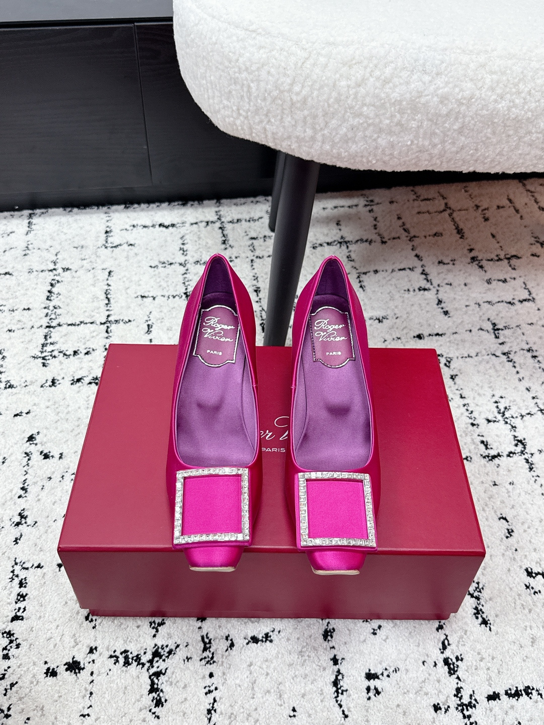 NO:749383,Roger vivor RV 26/ Spring and summer new products with rhinestone buckles, silk, thick heel singles and wedding shoes. The exquisite flower diamond mule shoes that have been sold out at the counter are here!  Imported high-grade silk satin material with classic rhinestone flower buckle, the small square toe is more dignified and delicate, a must-have fashion item for exquisite fairies!  The high heels are 5.5cm, a very easy-to-wear half-mug, the first choice for summer!  Upper: Made of imported silk satin Lining: Sheepskin Outsole: Genuine leather outsole imported from Italy Size: #35-42 (40.41.42 custom-made, non-returnable), high-heeled shoes, roger vivor, high heels, sheepskin, real silk, silk fabric, Leather soles19860909Roger vivier RV 26/ 春夏新品水钻扣 真丝 粗跟单鞋婚鞋 专柜卖爆了的精致花钻穆勒鞋来啦！进口高级丝缎材质搭配经典水钻花扣,小方头更显端庄与细致,精致仙女必备的时尚单品！高跟5.5cm,巨好穿的一款半拖,夏季的搭配首选！ 鞋面: 采用进口真丝绸缎 内里: 羊皮 大底: 意大利进口真皮大底 Size: #35-42（40.41.42订做不退换）,高跟鞋单鞋,roger vivier,high heels,sheepskin,real silk,silk fabric,Leather soles,Women's Shoes