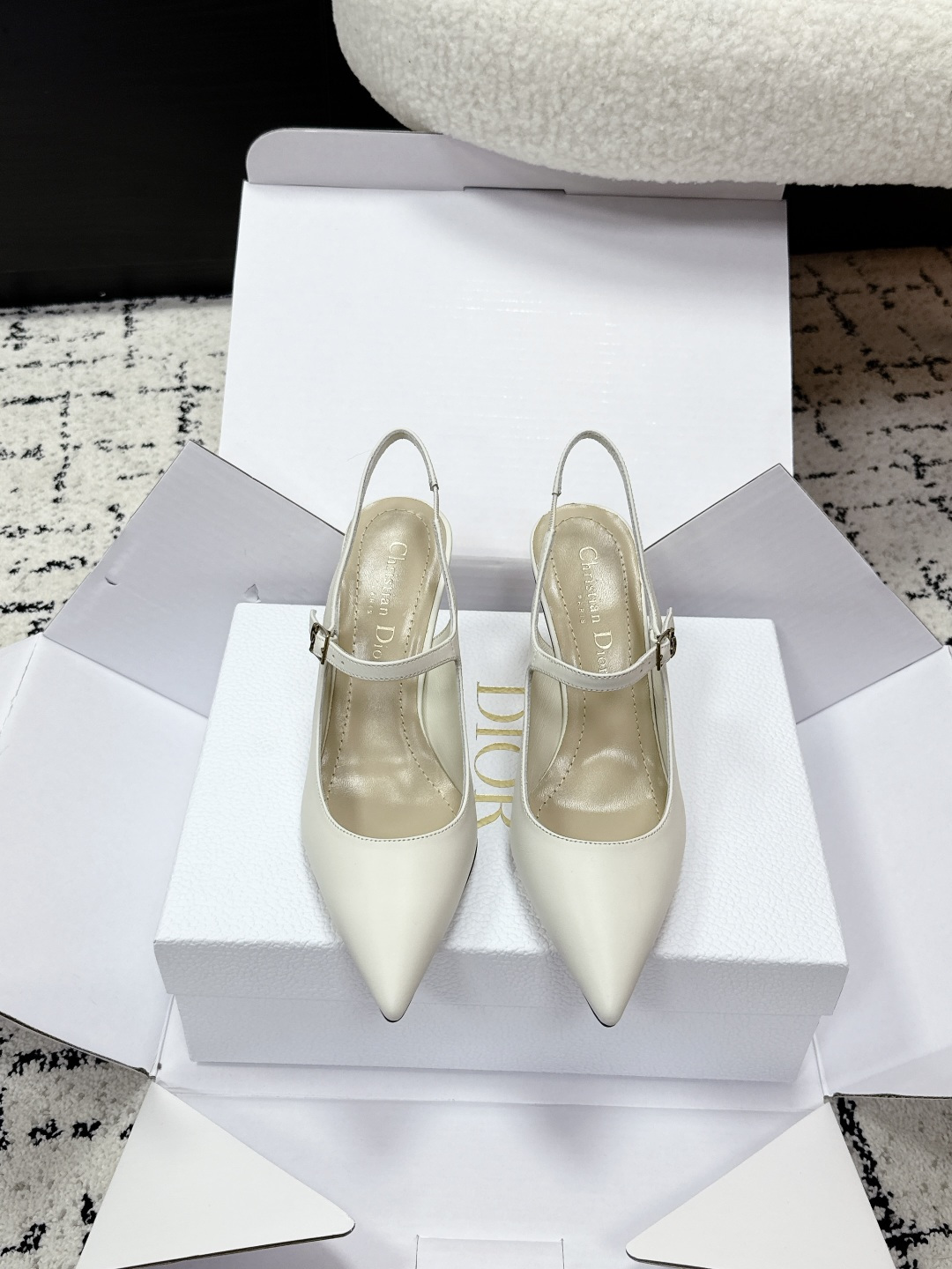 NO:749343,#TOPVERSION Dior Dior 26/ ss early spring new pointed-toe stiletto heels with empty backs combine the elegant silhouette of classic pointed-toe high heels with the empty back design and Mary Jane straps, which not only retains the exquisiteness of pointed shoes, but also enhances the fit and flexibility of wearing through the back spaces and straps. It is versatile and can highlight the beauty of the lines of the shoe shape, in line with the elegant aesthetics of the brand. The straps use a delicate metal buckle, and the inside of the shoe is marked 'Christian'  Dior' brand logo, no superfluous decoration, highlighting the brand's exquisite craftsmanship through detailed craftsmanship. Upper cowhide leather lining sheepskin outsole genuine leather outsole heel height 9cm size #35-42 (40.41.42 customized non-returnable), high heels and sandals, dior, dior, sandals, mary jane, high heels, cowhide, sheepskin, Leather soles19860909#顶级版本 Dior 迪奥 26/ ss早春 新款尖头 后空细跟高跟鞋 将经典尖头高跟鞋的优雅轮廓与后空设计、玛丽珍绑带结合,既保留尖头鞋的精致感,又通过后空和绑带增强穿着的贴合度与灵动性. 百搭且能凸显鞋型的线条美感,契合品牌的优雅美学.绑带处采用细巧的金属搭扣,鞋内标注“Christian Dior”品牌标识,无多余装饰,通过细节工艺凸显品牌的精致工艺. 鞋面牛皮 内里羊皮 大底真皮大底 跟高9cm size#35-42（40.41.42定制不退换）,高跟鞋凉鞋,dior,dior,sandals,mary jane,high heels,cowhide,sheepskin,Leather soles,Women's Shoes