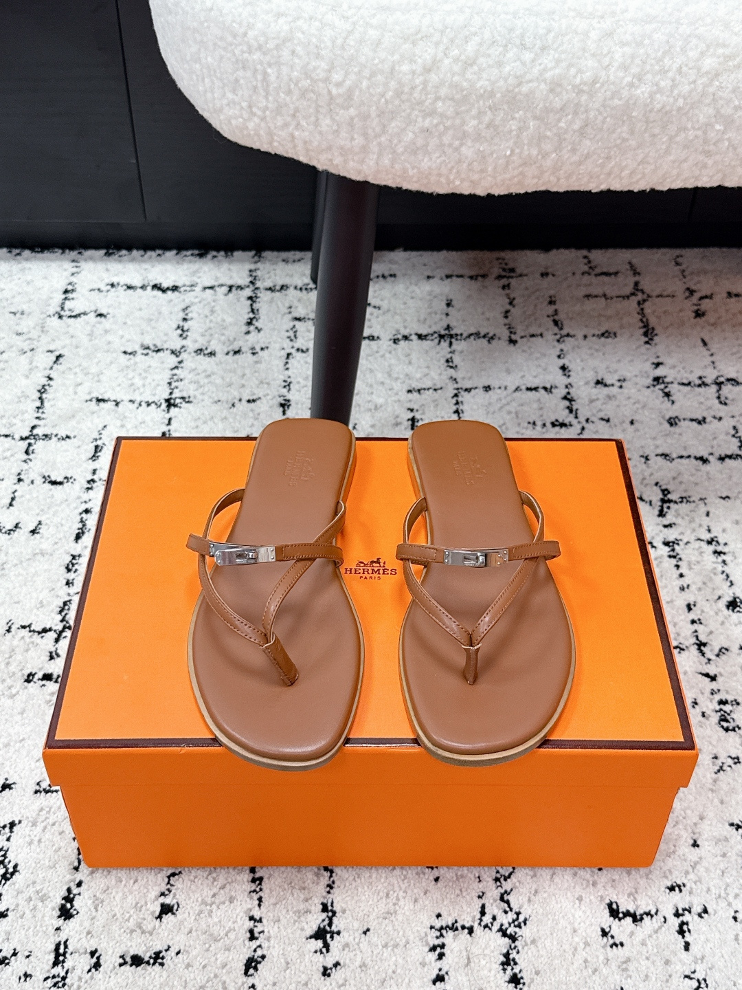 NO:725295,# purchasing grade Hermes 26/ ss new summer flat-soled flip-flop slippers are based on classic flip-flops, with smooth and neat lines, no unnecessary decoration, only metal buckles embellish the shoe body, showing French elegance. The shoe body has neat stitching, the connection between the metal buckle and the upper is natural and smooth, and the brand logo is only presented in the form of embossing on the footbed in a low-key manner.  The flip-flop design is matched with leather material. The upper foot is light and breathable, suitable for long-term wear in summer, and it will not scratch your feet when worn barefoot. It can be matched with casual jeans and dresses, or simple commuting wear. It is a 'universal item' to create a summer look. Suede upper, suede lining, outsole, Italian leather outsole  size35-42 (40.41.42 customization is not returnable), split-toe shoes, hermes, hermes, slippers, skirts, jeans, sheepskin, Leather soles19860909#代购级 Hermes 爱马仕 26/ ss 新款夏季平底夹脚人字拖拖鞋 以经典人字拖为原型,线条流畅利落,无多余装饰,仅通过金属扣点缀鞋身,尽显法式优雅.鞋身车线工整,金属扣与鞋面的衔接自然流畅,品牌标识仅以压印形式低调呈现于鞋床. 夹脚设计与皮革材质搭配,上脚轻盈透气,适合夏季长时间穿着,赤脚穿也不会磨脚.既能搭配休闲感的牛仔裤、连衣裙,也能适配简约风的通勤装,是打造夏日造型的“万能单品”. 鞋面小山羊皮 内里小山羊皮 大底意大利真皮大底 size35-42（40.41.42定制不退换）,分趾鞋,hermes,hermes,slippers,skirts,jeans,sheepskin,Leather soles,Women's Shoes