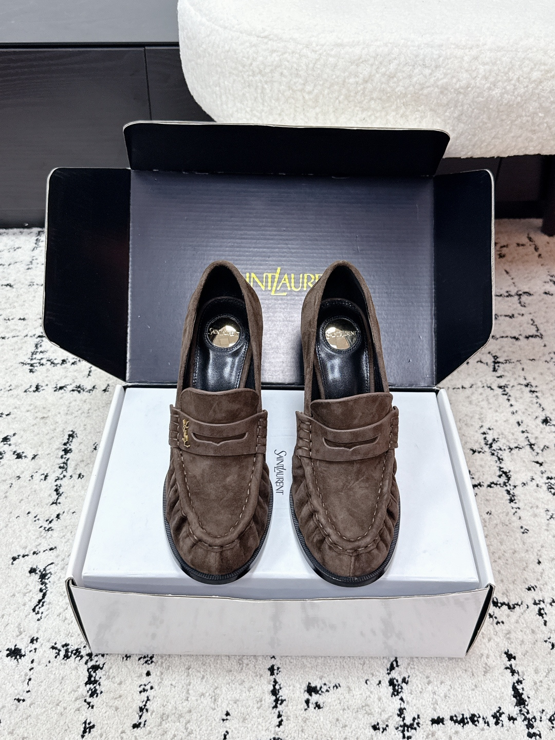 NO:723952,#TOPVERSION SAINT LAURENT 26/ LE LOAFER High Heels Loafers The high heels are slip-on loafers without laces. The design is classic and the style is light luxury and commuting. The shoe body has YSL's iconic metal logo, which is low-key embedded in the design to enhance brand recognition without destroying the overall sense of simplicity.  Covering patent leather, shiny metallic leather, suede, matte leather, etc., different materials bring different visual and tactile experiences. There are silver metallic colors, off-white, black, burgundy, brown, etc., and the colors range from cold metallic colors to warm earth colors, retro burgundy, suitable for different wearing scenarios. Upper cowhide/cow suede, lining sheepskin, outsole genuine leather, increased by 10cm  size#35-41 (customized sizes 40 and 41 are non-returnable), high-heeled shoes, saint laurent, saint laurent, saint laurent, loafers, high heels, cowhide, sheepskin, chamois leather, Leather soles19860909#顶级版本 SAINT LAURENT圣罗兰 26/ LE LOAFER 高跟鞋 乐福鞋 款式高跟为无鞋带的套脚乐福鞋型,设计经典且风格偏轻奢、通勤.鞋身带有YSL标志性的金属logo标识,低调嵌入设计中,强化品牌辨识度的同时不破坏整体简约感. 涵盖漆皮、亮面金属质感皮革、绒面麂皮、哑光皮革等,不同材质带来不同的视觉与触感体验.有银色金属色、米白色、黑色、酒红色、棕色等,色系从冷调金属色到暖调大地色、复古酒红色都有覆盖,适配不同穿搭场景. 鞋面牛皮/牛反绒 内里羊皮 大底真皮大底 增高10cm size#35-41码（40、41码定制不退换）,高跟鞋单鞋,saint laurent,saint laurent,saint laurent,loafers,high heels,cowhide,sheepskin,chamois leather,Leather soles,Women's Shoes