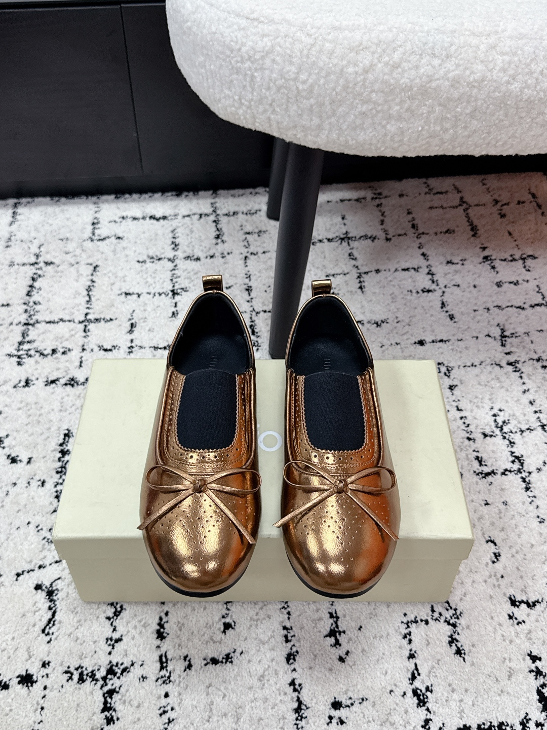 NO:748436,Unfolio 26/ ss British style brogue carved bow flat shoes combine the languid casualness of loafers with the softness and sophistication of ballet shoes, adding British brogue carvings, bows and other retro details, which have a relaxed sense of French elegance and a retro academic style. The toe is hollowed out and carved, and the edges are decorated with lace, with rich craftsmanship details; the sole is designed to be flat, taking into account both beauty and comfort for daily wear.  The shoe shape is shallow and flat, the heel has no height, and the rear pull-loop design makes it easy to put on and take off and fits the foot. The overall shape is round and cute, which weakens the toughness and makes it more gentle. The upper is cowhide, the lining is sheepskin, and the sole is original molded outsole Size#35-40 (40 customizations are not returnable), single shoes, loafers, flats, cowhide, sheepskin19860909Unfolio 26/ ss英伦风布洛克雕花蝴蝶结平底鞋单鞋 将乐福鞋的慵懒随性与芭蕾舞鞋的柔美精致结合,加入英伦布洛克雕花、蝴蝶结等复古细节,既有法式优雅的松弛感,又带复古学院风的腔调.鞋头做镂空雕花,边缘搭配蕾丝花边装饰,工艺细节丰富； 鞋底为平底设计,兼顾美观与日常穿着的舒适度. 鞋型为浅口平底,鞋跟无高度,后提环设计,穿脱便捷且贴合脚部,整体版型偏圆润可爱,弱化了硬朗感,更显温柔. 鞋面牛皮 内里羊皮 鞋底原版开模大底 Size#35-40（40定制不退换）,单鞋,loafers,flats,cowhide,sheepskin,Women's Shoes