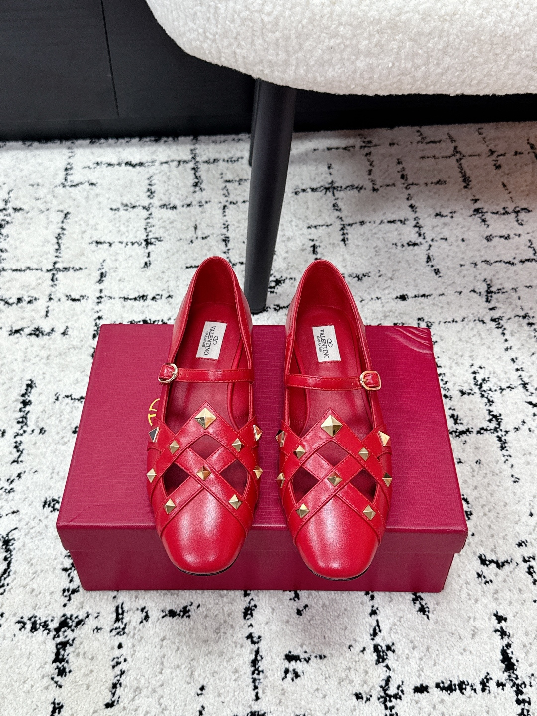 NO:723958,Valentino Valentino 26/ Early spring new product STUDDY rivet buckle ballet Mary Jane shoes Valentino Garavani's classic 'Roman Stud' series debuts in a new interpretation! The latest golden V-buckle element is full of high-end feel! Highly customized imported lambskin upper, imported goatskin lining, outsole Italian leather outsole Size#35-41 (40.41 custom-made, non-returnable), sandals, valentino, valentino, sandals, mary jane, sheepskin, Leather soles19860909Valentino 华伦天奴 26/ 早春新品 STUDDY 鉚钉搭扣 芭蕾舞 玛丽珍 单鞋 Valentino Garavani 的经典“Roman Stud”系列以全新的诠释方式首发！最新金色V扣元素 满满的高级感 ！ 鞋面高定制进口小羊皮 内里进口山羊皮里 大底意大利真皮大底 Size#35-41（40.41定做不退换）,凉鞋单鞋,valentino,valentino,sandals,mary jane,sheepskin,Leather soles,Women's Shoes