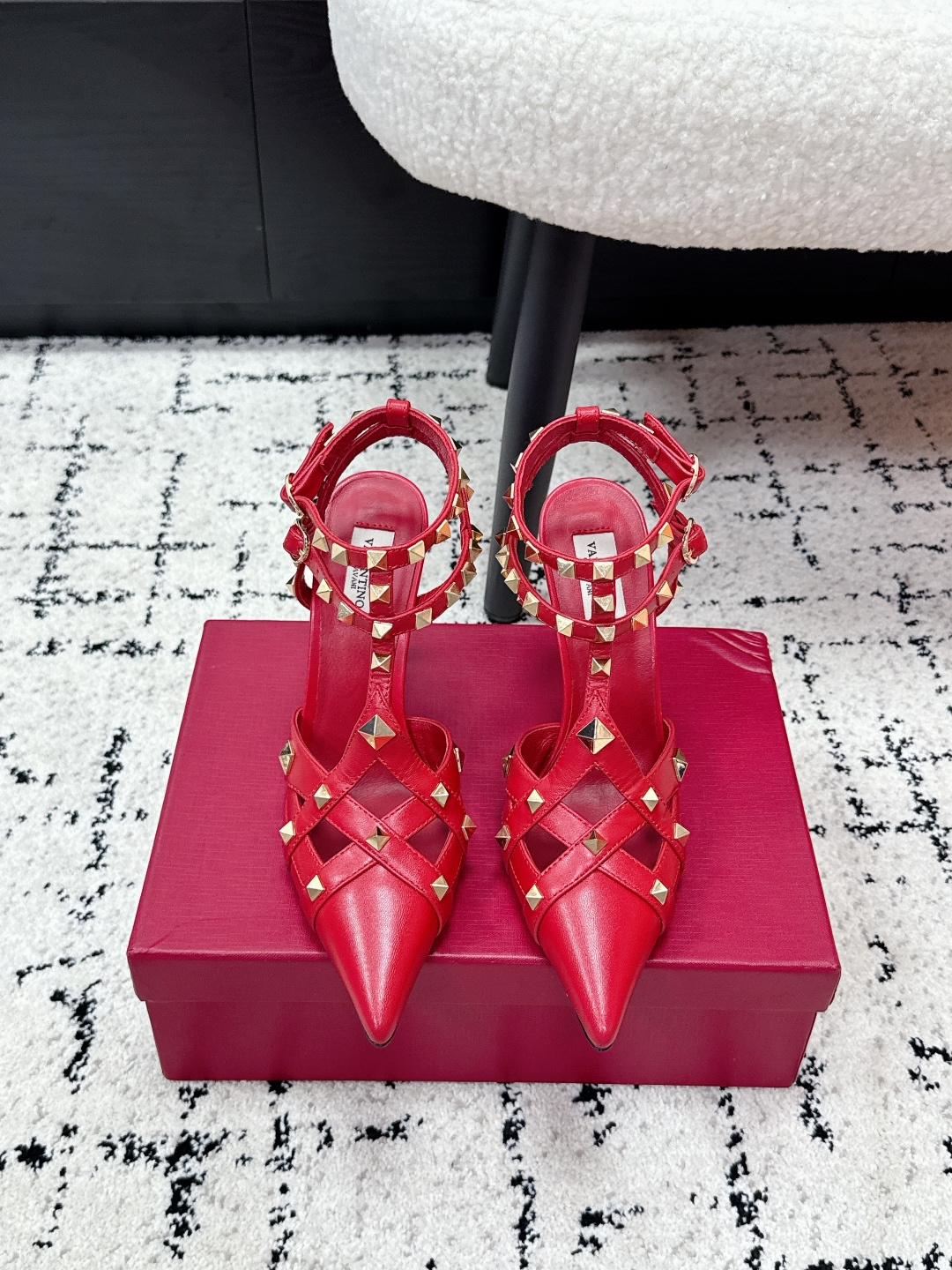 NO:723960,Valentino Valentino 26/ Early spring new product STUDDY rivet buckle high heels sandals Valentino Garavani's classic 'Roman Stud' series debuts in a new interpretation! The latest golden V-buckle element is full of high-end feel! Highly customized imported lambskin upper, imported goatskin lining, Italian genuine leather outsole Size#35-41 (40.41 custom-made, non-refundable), sandals, valentino, valentino, sandals, sheepskin, Leather soles19860909Valentino 华伦天奴 26/ 早春新品 STUDDY 鉚钉搭扣 高跟 凉鞋 Valentino Garavani 的经典“Roman Stud”系列以全新的诠释方式首发！最新金色V扣元素 满满的高级感 ！ 鞋面高定制进口小羊皮 内里进口山羊皮里 大底意大利真皮大底 Size#35-41（40.41定做不退换）,凉鞋单鞋,valentino,valentino,sandals,sheepskin,Leather soles,Women's Shoes