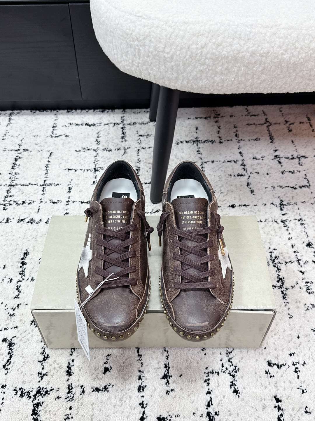 NO:748414,#couplestop version Golden Goose Super-Star retro rivet decoration, round toe laces, low-top sneakers, original purchase and development, high-end customized materials, matching version and color, ggdb classic couple style small dirty shoes~~ The popularity level is against white shoes, and all kinds of dirty shoes!  Celebrity private server foot demonstration × It’s so versatile!  You no longer have to worry about washing your shoes!  The best white shoes to wear, the last shape is exactly the same as the original, the round and flat toe is very straight, not bloated and very delicate. Upper: original customized imported cowhide. Lining: customized sheepskin lining. Foot pads: original molded 3.5cm inner heightening latex pad. Outsole: 1:1 customized outsole. Size: #35-45, casual shoes/sports shoes, sneakers, cowhide, sheepskin.19860909#情侣款 顶级版本 Golden Goose Super-Star 复古铆钉装饰 圆头系带 低帮 板鞋 原版购入开发 高端定制材料 对版对色 ggdb经典情侣款小脏鞋~~火红程度上怼小白鞋,下踩各类小脏鞋！明星私服上脚示范 ×就是这么百搭 ！再也不用担心洗鞋的问题啦！ 最好穿的小白鞋,楦型和原版无差了,圆扁的鞋头修的非常正,不臃肿很秀气 鞋面: 原版定制进口牛皮 内里: 定制羊皮里 垫脚: 原版开模3.5cm内增高乳胶垫 大底: 1:1定制大底 Size: #35-45,休闲鞋/运动鞋,sneakers,cowhide,sheepskin,Women's Shoes