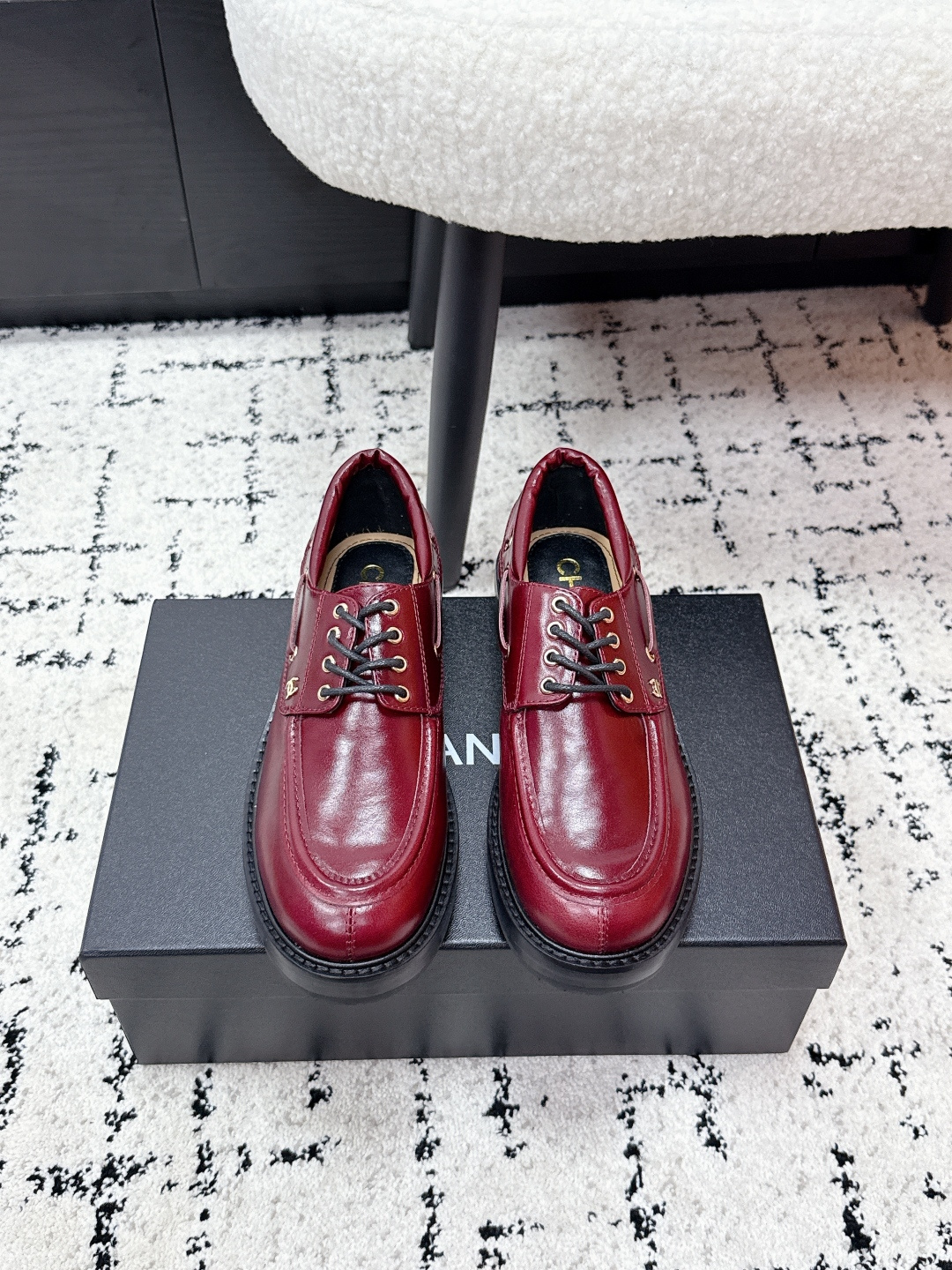 NO:723968,Chanel Chanel 26/ ss spring and summer new style, thick-soled lace-up loafers, single shoes and small leather shoes. The original 1:1 is made into a perfect last shape. The design of the upper is very special. The heel is decorated with a small hardware buckle with a fragrance logo. It is very fragrant and grandma's style!  High-end and super fashionable!  The upper feet are particularly comfortable and soft, wide feet are not afraid, the feet will not appear fat, good-looking and comfortable, paired with mid-calf socks, skirts and trousers, it is invincible, super durable. The fabric is customized and imported butter leather. The lining is environmentally friendly mixed sheepskin. The outsole is the original molded outsole. Size#35-41 (40.41 custom-made, non-refundable), loafers, chanel, chanel, loafers, skirts, sheepskin19860909Chanel香奈儿 26/ ss春夏新款 厚底系带 乐福鞋 单鞋小皮鞋 原版1:1打造完美楦型,鞋面的设计很特别,后跟处点缀小香logo五金扣,超有香奶奶家的调调！高级感十足 超级时尚！上脚特别舒服柔软,宽脚也不怕,不会显脚肥,好看又舒适,搭配中筒袜 配裙子裤子都是无敌美,超级耐看 面料订制进口牛油皮 内里环保混种羊皮 大底原版开模大底 Size#35-41（40.41定做不退换）,乐福鞋,chanel,chanel,loafers,skirts,sheepskin,Women's Shoes