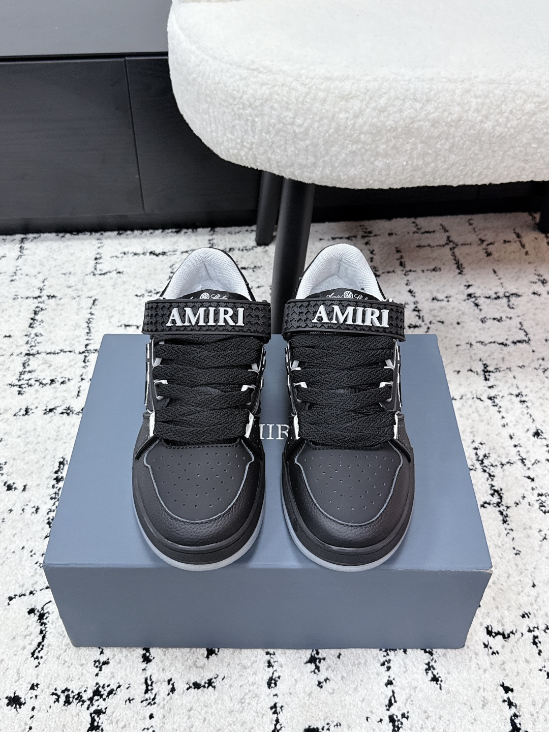 NO:748418,#TOP VERSION Couple model AMIRI Latest MA Skyline series Retro Thick sole Velcro Couple model Casual sports shoes Basketball shoes Sneakers New MA Skyline series, three-dimensional MA QUAD embellishment, using two-color rubber soles with textured leather uppers, closure method using Velcro + shoelaces, personalized retro basketball style casual shoes Delivery counter exquisite packaging Fabric: Original custom imported first-layer cowhide Inner: Original custom breathable mesh lining Outsole:  Original open mold non-slip rubber material, sole thickness: 4CM Size: #women's 35-40 / men's 39-46 (women's 40 men's 45.46 custom-made), casual shoes/sports shoes, amiri, sneakers, cowhide19860909#顶级版本 情侣款 AMIRI 埃米尔 最新MA Skyline系列 复古 厚底 魔术贴 情侣款 休闲 运动鞋 篮球鞋 板鞋 全新MA Skyline系列,立体MA QUAD点缀,采用双色橡胶鞋底搭配质感皮革鞋面,闭合方式采用魔术贴＋鞋带,个性复古篮球风格休闲鞋 配送专柜精美包装 面料: 原版定制进口头层牛皮 内里: 原版定制透气网里 大底: 原版开模防滑橡胶材质 底厚: 4CM Size: #女款35-40 / 男款39-46（女40男45.46订做）,休闲鞋/运动鞋,amiri,sneakers,cowhide,Women's Shoes