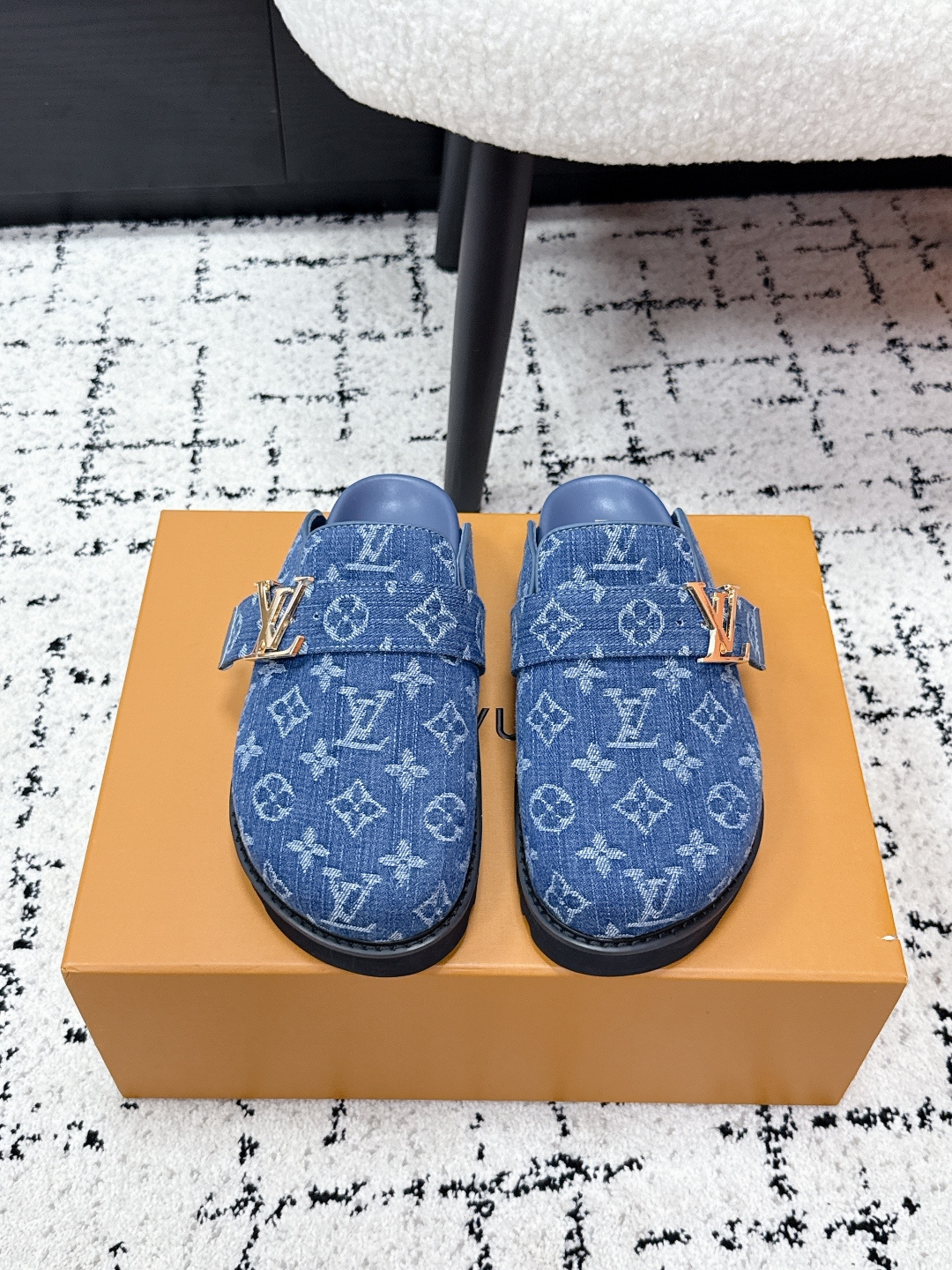 NO:748388,Men #couple model top version LV Louis Vuitton L family donkey brand 26/ latest Easy series Birkenstock Baotou thick sole slippers sandals original purchased and developed to make goods This LV Easy sandals are made of suede cow leather, with Monogram pattern to highlight the trendy style. Adjustable straps with illuminated LV letters, tough insoles and micro outsoles achieve a light and comfortable experience Delivery counter exquisite packaging Fabric: Original custom imported first-layer cowhide Inner:  Original customized soft sheepskin lining Outsole: original molded rubber material size: #35-46 (customized for women 40.41 men 45.46), half drag, louis vuitton, louis vuitton, louis vuitton, louis vuitton, sandals, slippers, cowhide, sheepskin19860909男 #情侣款 顶级版本 LV路易威登L家 驴牌 26/ 最新Easy系列 勃肯 包头 厚底 拖鞋 凉鞋 原版购入开发 做货 本款 LV Easy 凉拖取材绒面牛皮革,以 Monogram 图案彰显潮流风范.LV 字母点亮可调节饰带,韧性鞋垫和微型外底实现轻盈舒适体验 配送专柜精美包装 面料: 原版定制进口头层牛皮 内里: 原版定制柔软羊皮里 大底: 原版开模橡胶材质 size: #35-46（女40.41男45.46定做）,半拖,louis vuitton,louis vuitton,louis vuitton,louis vuitton,sandals,slippers,cowhide,sheepskin,Women's Shoes