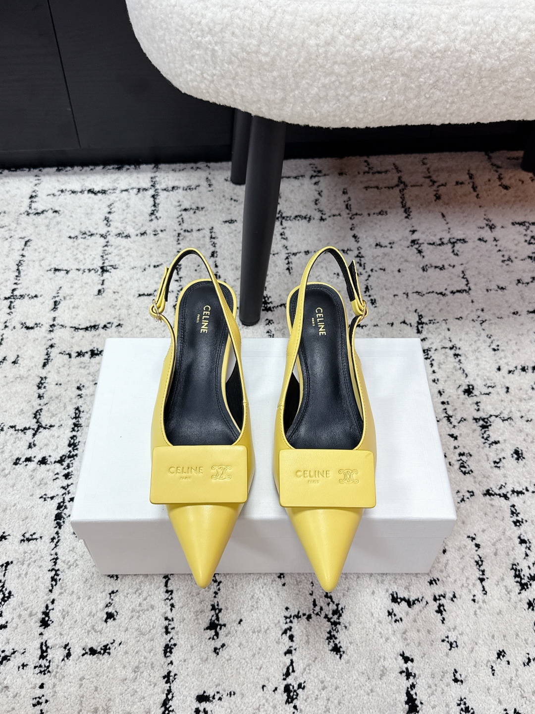 NO:748345,CELINE 26/Arc de Triomphe kitten heel business card shoes square buckle back sandals, the texture is very high-end!  The design of the 'metal nameplate' on the toe is amazing. It not only has brand recognition, but also combines French laziness and sophistication. The back strap also shows off the slender ankle~ The pointed toe makes the foot look great, and the kitten heel is stable for walking. It can be worn for commuting and dating. Paired with a black suit, it looks like an 'urban female elite', and paired with a skirt, it becomes a 'French-style beauty'. It feels like the foot is not a shoe, but a high-end switch!  Every step you take is like exuding the signal of 'she is expensive but easy to wear'. Who can refuse this sense of sophistication? There is a small CELINE metal logo decoration on the front of the shoe body, which is low-key and highlights the brand recognition. The brand words are also printed on the inside of the shoe. The flat design is paired with soft leather, which combines comfort and daily wearability, and is suitable for commuting, leisure and other occasions. Upper sheepskin/denim, inner sheepskin, sole Italian leather outsole  Size #35-40 (40 is custom-made and non-refundable), high heels and sandals, celine, celine, sandals, high heels, skirts, business suit, sheepskin, Leather soles19860909CELINE赛琳 26/ 凯旋门小猫跟名片鞋方扣后空凉鞋 质感巨高级！鞋头那块“金属铭牌”设计绝了,既有品牌辨识度,又把法式慵懒和干练感揉在一起,后空绑带还特显脚踝细～ 尖头把脚型衬得巨好看,小猫跟走路也稳,通勤、约会都能穿.配黑西装是“都市女精英”,搭裙子又变“法式氛围美人”,感觉脚踩的不是鞋,是高级感开关啊！每走一步都像在散发“姐很贵但很好搭”的信号,谁能拒绝这种精致感啊～鞋身正面有小巧的CELINE金属徽标装饰,低调又凸显品牌辨识度,鞋内也印有品牌字样.平底设计搭配柔软皮质,兼顾了舒适度与日常实穿性,适合通勤、休闲等多种场合. 鞋面羊皮/牛仔布 内里羊皮 鞋底意大利真皮大底 码数#35-40（40定做不退换）,高跟鞋凉鞋,celine,celine,sandals,high heels,skirts,business suit,sheepskin,Leather soles,Women's Shoes