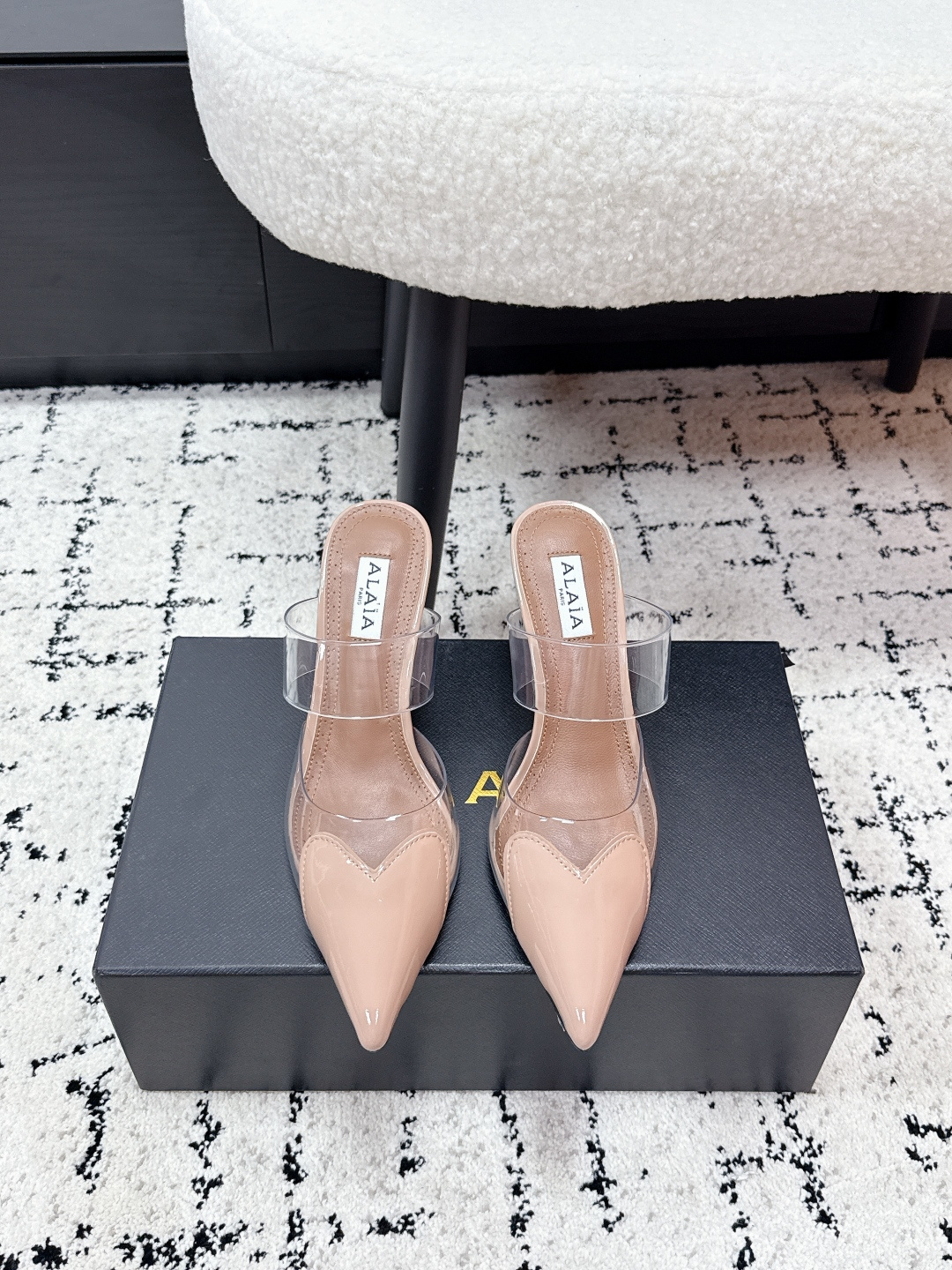 NO:748356,Alala Alaya 26/ Spring and summer new love film pointed wedge heel back sandals. Countless famous designers regard him as 'Designer of Designers' and he has influenced the style of many people!  These Alai@ design elements are still appearing on the runways of major brands. They are super popular and look great on your feet!  Here comes the high love high-love high-heeled shoes that everyone on the Internet has got a pair of. These PVC high-heeled shoes are decorated with exquisite heart-shaped decorations. The brand's new elegant shoe style is casual, comfortable, and fashionable. It comes in a variety of colors to match different occasions. Overseas bloggers have a pair!  Upper: Made of original customized PVC/imported patent leather Lining: Sheepskin Outsole: Original leather outsole imported from Italy Heel height: about 10cm Size: #35-41 (40.41 custom-made, non-refundable), high heels, alaia, high heels, sheepskin, Leather soles19860909Alala阿莱亚 26/ 春夏新款爱心 胶片尖头坡跟后空凉拖 无数的名设计师都把他看作“DesignerofDesigners”更影响着很多人的风格！这些Alai@的设计元素不是仍不断出现在各大品牌的秀台上、超级火爆,上脚美爆啦！外网大博人手一双的high love爱心高跟鞋来啦~ 这款PVC高跟鞋采用精美心形装饰搭配 品牌全新的优雅鞋型 休闲舒适兼备具时髦利落 多种颜色搭配不同场合 海外博主人手一双！ 鞋面: 采用原装定制PVC/进口漆皮 内里: 羊皮 大底: 意大利进口原色真皮大底 跟高: 约10cm Size: #35-41（ 40.41 订做不退换）,高跟鞋,alaia,high heels,sheepskin,Leather soles,Women's Shoes