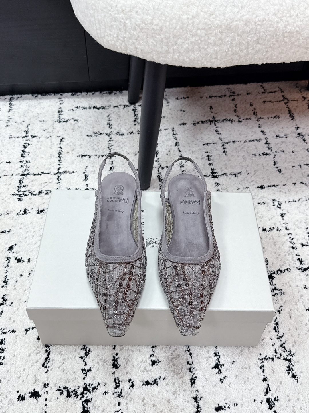 NO:748334,# purchasing grade Brunello Cucinelli 26/ ss early spring new pointed toe back trip strap net diamond flat shoes. The upper is made of exquisite lace base, hand-embedded with fine beads and sequins of the same color, which will show a delicate luster under the light. It is low-key and luxurious without being overly showy. The brand's iconic cashmere material is used inside, which is soft and skin-friendly, and extremely comfortable on the feet. It is Brunello Cucinelli's signature luxury detail. There is no eye-catching brand.  Logo, but conveys a sense of high-end through materials and craftsmanship, in line with Brunello Cucinelli's 'low-key luxury' brand tone. The dark brown and off-white color schemes are elegant and neutral, whether paired with suit pants, dresses or jeans, they can enhance the sophistication of the overall look. Upper Yangjing/net diamonds Lining Yangjing Outsole Genuine leather outsole Size35-42 (40.41.42 customized non-returnable), half-slip sandals, brunello  cucinelli,sandals,flats,skirts,jeans,business suit,sheep,Leather soles19860909#代购级 Brunello Cucinelli 26/ ss早春新款尖头后绊带网钻平底鞋单鞋 鞋面采用精致的蕾丝基底,手工镶嵌同色系的细珠与亮片,在光线下会呈现细腻的光泽感,低调奢华又不会过分张扬.内里使用品牌标志性的羊绒材质,触感柔软亲肤,上脚体验极为舒适,是 Brunello Cucinelli 标志性的奢华细节. 没有醒目的品牌 Logo,而是通过材质与工艺传递高级感,符合 Brunello Cucinelli “低调的奢华” 品牌调性.深棕、米白的配色优雅中性,无论是搭配西装裤、连衣裙还是牛仔裤,都能提升整体造型的精致度. 鞋面羊京/网钻 内里羊京 大底真皮大底 Size35-42（40.41.42定制不退换）,半拖凉鞋,brunello cucinelli,sandals,flats,skirts,jeans,business suit,sheep,Leather soles,Women's Shoes