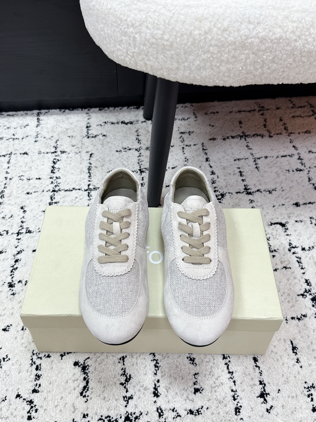 NO:749357,Unfolio 26/ Spring and summer new retro splicing style Dexun shoes casual shoes adopt a classic low-cut lace-up design. The shoe body has smooth and neat lines, which is both sporty and elegant. It is suitable for daily, commuting, leisure and other scenes. It is mainly made of suede and canvas/woven fabrics, with a soft and delicate touch and a sense of matte luxury.  It can be paired with college-style pleated skirts, retro jeans, minimalist suit pants and other items to easily create popular styles such as 'intellectual style', 'old money style' and 'relaxed style'. The shoe shape is loose, the sole is soft and elastic, and it is not easy to tire your feet after walking for a long time. It has both appearance and practicality. The upper is imported sheep suede/waterproof nylon, the lining is imported sheepskin, and the sole is an original molded outsole.  Size#35-40 (40 customized, non-refundable), ballet shoes, skirts, jeans, business suit, sheepskin19860909Unfolio 26/ 春夏新款复古拼接风 德训鞋休闲鞋 采用经典的低帮系带设计,鞋身线条流畅利落,既有运动感又兼具优雅气质,适配日常、通勤、休闲等多种场景.主要使用绒面革与帆布/编织面料拼接,触感柔软细腻,自带哑光高级感. 可搭配学院风百褶裙、复古牛仔裤、极简西装裤等单品,轻松打造“知识分子风”“老钱风”“松弛感穿搭”等流行造型.鞋型偏宽松,鞋底柔软有弹性,长时间行走也不易累脚,兼具颜值与实用性. 鞋面进口羊反绒/防水尼龙 内里进口羊皮 鞋底原版开模大底 Size#35-40（40定制不退换）,芭蕾舞鞋,skirts,jeans,business suit,sheepskin,Women's Shoes