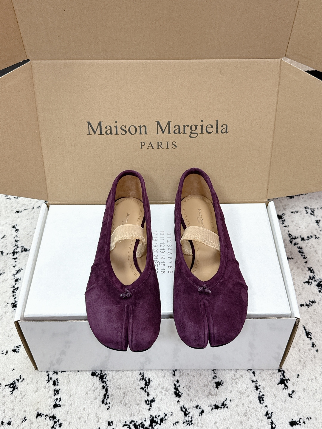 NO:748368,# purchasing grade Maison Margiela Maison Margiela 26/ ss early spring new split-toe ballet shoes refuse to be tight and deliberate, and use the split-toe line to outline an effortless high-end look.  Multi-materials and multi-color paving include the delicacy of textured matte leather, the laziness of velvet, and the sparkle of metal. The shallow-cut design is breathable and not stuffy on the feet. The soft sole supports commuting and strolling. Wearing a suit is a low-key aura in the workplace, and a skirt is casual and romantic on the street. A pair of shoes can provide you with comfort and dignity in all scenes, making 'relaxation' a normal life.  Split toe is attitude, color is emotion. This pair of shoes understands the aesthetics you don’t want to be defined. From light purple to silver glitter, each pair is the finishing touch in the outfit, low-key but with its own recognition. The soft sole is wrapped in gentleness, and the folds hide the details. Walking is like dancing a quiet ballet. Not catering to the trend, only loyal to oneself, Margiela’s soul is hidden in every split toe fold. Upper vegetable tanned sheepskin/cowhide, lining cowhide  Outsole Italian genuine leather outsole Size#35-40 (40 customization is not returnable), split-toe shoes, masion margiela, skirts, business suit, cowhide, sheepskin, Leather soles19860909#代购级 Maison Margiela 马吉拉 26/ ss早春新款 分趾芭蕾鞋 拒绝紧绷与刻意,用分趾线条勾勒不费力的高级. 多材质多色铺陈质感哑光皮革的细腻、丝绒的慵懒、金属感的闪耀,浅口设计透气不闷脚,软底支撑通勤与漫步,配西装是职场里的低调气场,搭半裙是街头的随性浪漫,一双鞋,承包你所有场景的舒适与体面,把“松弛感”穿成生活常态. 分趾是态度,色彩是情绪,这双鞋,懂你不想被定义的审美.从浅紫到银闪,每一双都是穿搭里的点睛之笔,低调却自带辨识度.软底裹着温柔,褶皱藏着细节,走路都像在跳一场安静的芭蕾.不迎合潮流,只忠于自我,马吉拉的灵魂,藏在每一道分趾褶皱里. 鞋面植鞣羊皮/牛皮 内里牛皮 大底意大利真皮大底 Size#35-40（40定制不退换）,分趾鞋,masion margiela,skirts,business suit,cowhide,sheepskin,Leather soles,Women's Shoes