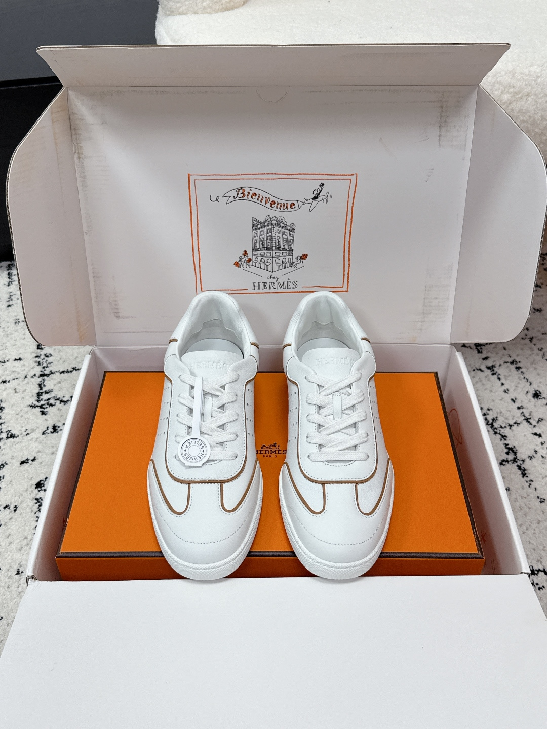 NO:748366,#GuanChinesePurchaseGrade HERME*Hermès 26/ Counter new casual sports breathable lace-up flat-soled low-top casual shoes are simply the perfect companion for daily commuting and leisure time all year round!  The shoes are made of goatskin and calfskin with simple lines and are engraved with an 'H-cut' pattern, showing an urban and neo-retro style. They include a second pair of shoelaces. They are comfortable, light and non-picky on the feet, simple and elegant, and versatile, especially the classic H side logo on the side, making it  People can recognize at a glance that this is a masterpiece of Hermès, showing your extraordinary taste. The upper is made of original custom-made imported first-layer cowhide, which is light and comfortable to the touch. It has excellent breathability and wear resistance, giving you a retro and modern charm with every step you take.  The fabric is original custom-made imported first-layer cowhide, the lining is imported soft sheepskin, the sole is made of original molded anti-slip rubber material Size#35-40 (customized for 40), casual shoes/sports shoes, hermes, hermes, sneakers, cowhide, sheepskin19860909#莞产代购级 HERME*爱马仕 26/ 专柜新款休闲运动透气系带平底低帮 休闲鞋 简直就是一年四季日常通勤、休闲时光的绝佳伴侣！鞋子采用简约线条的山羊皮和小牛皮制成,以“H斜切”图案雕刻,呈现城市和新复古风格.包含第二双鞋带.上脚舒适轻便不挑脚,简约大气又百搭,特别是侧边的经典H侧标志,让人一眼就能认出这是爱马仕的杰作,彰显你的不凡品味.鞋面采用的是原版定制的进口头层牛皮,触感轻盈舒适,穿着起来透气性极佳,还耐磨损,让你每一步都散发出复古摩登的韵味. 面料原版定制进口头层牛皮 内里进口柔软羊皮 鞋底原版开模防滑橡胶材质 Size#35-40 (40订做）,休闲鞋/运动鞋,hermes,hermes,sneakers,cowhide,sheepskin,Women's Shoes