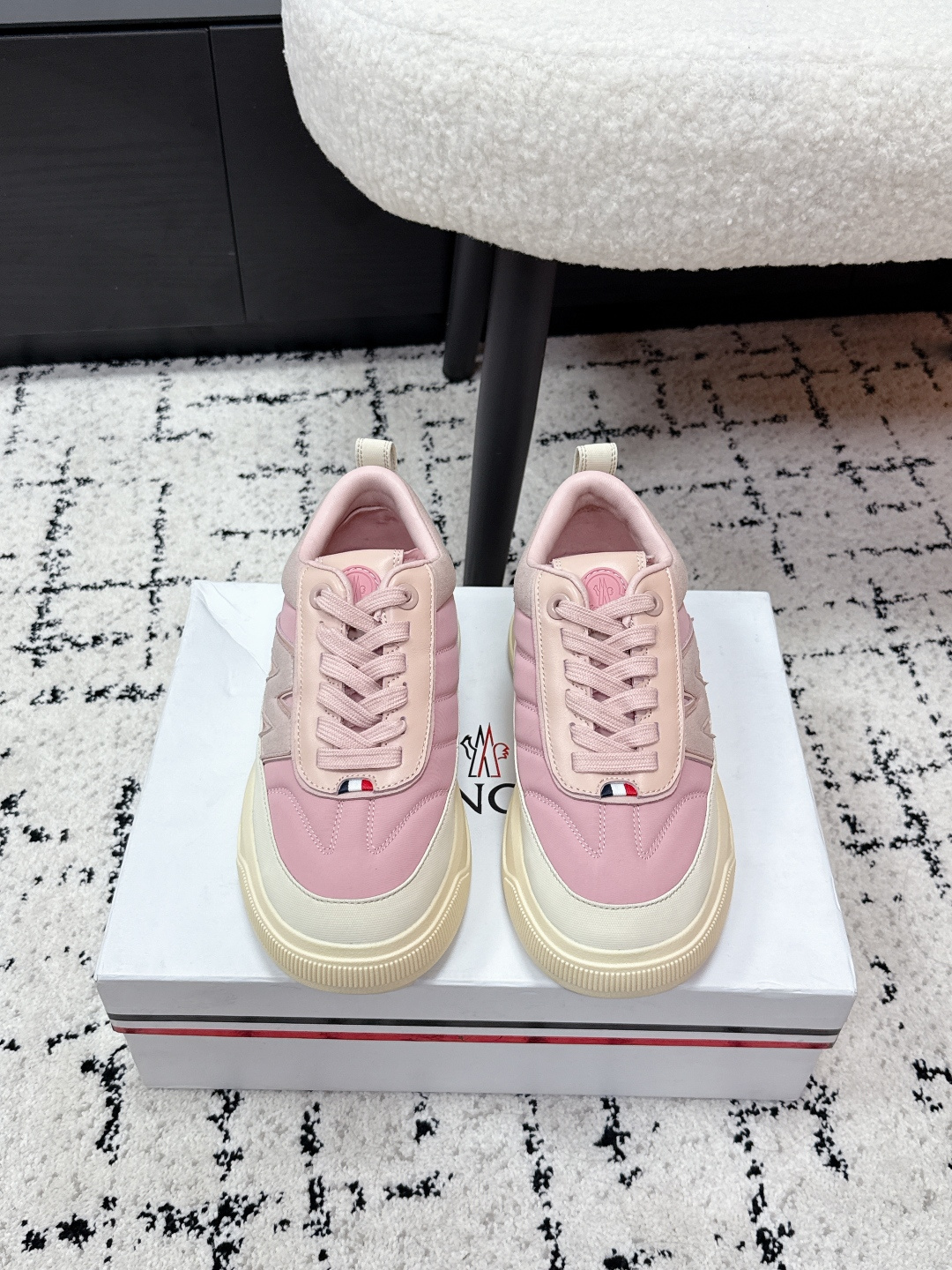 NO:748335,#Women's Moncle'Moncle'Altive Series 26/ Outdoor Thick-soled Casual Sports Shoes This Moncler Altive sports shoe easily combines comfortable design and protection. With a cow split leather upper, an EVA midsole adds flexibility, and a VibramMEGAGRIP composite bottom surface gives the shoe grip and durability. Ortholite insole is easy to clean, while enhancing the permeability of the shoe and providing a comfortable cushioning effect. Beautiful packaging at the delivery counter  The fabric is original custom-made first-layer cowhide, the lining is original imported soft sheepskin, the sole is made of exclusive molded anti-slip rubber, the sole thickness is 3.5CM19860909#女款 Moncle'盟可睐/蒙口Moncle' Altive系列 26/ 户外 厚底 休闲 运动鞋 这款Moncler Altive运动鞋轻松融合舒适设计与保护性.搭配牛剖层革鞋面,EVA中底倍添灵活性,VibramMEGAGRIP复合底面赋予鞋履抓地力和耐久性. Ortholite鞋垫易于清洗,同时可增强鞋履的通透性,并提供舒适的缓冲效果 配送专柜精美包装 面料原版定制头层牛皮 内里原版进口柔软羊皮里 鞋底独家开模防滑橡胶材质 底厚3.5CM Size:#女款35-41（40.41),休闲鞋/运动鞋,Moncler,Moncler,sneakers,cowhide,sheepskin,Women's Shoes