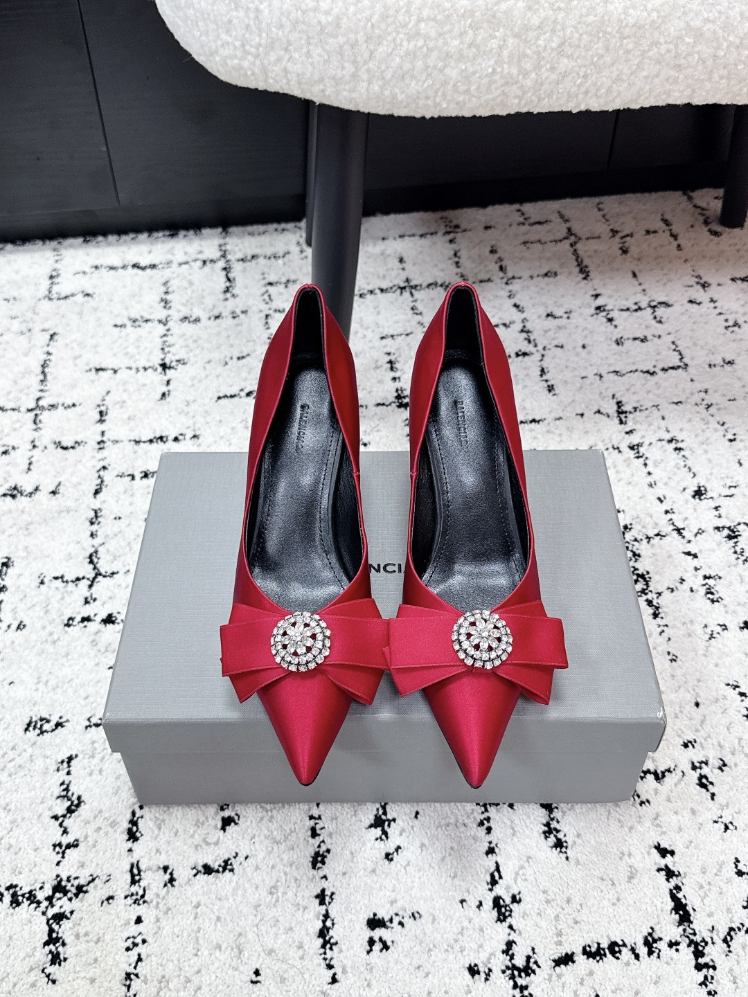 NO:725277,Balenciaga Balenciaga 26/ss Early Spring Avenue Palazzo Satin Bow Rhinestone High Heel Strap Single Shoes Balenciaga Black satin high heels, the upper is full of gloss, bow + rhinestone embellishment, exquisite and luxurious!  The stiletto heel is about 8-11cm, elongating the leg line, and the ankle strap design is more stable and flatters the shape of the foot. Whether paired with a skirt or jeans, it can easily create an elegant temperament. It is very suitable for dates, dinners, and formal occasions, and will keep you coming back!  Fabric: Customized satin Lining: Sheepskin Sole: Genuine leather outsole Heel height: 8cm Size: #35-40 (customized in 40), high-heeled shoes, balenciaga, balenciaga, balenciaga, high heels, skirts, jeans, sheepskin, silk fabric, Leather soles19860909Balenciaga巴黎世家 26/ ss 早春 Avenue Palazzo 缎面 蝴蝶结 水钻高跟 一字带 单鞋 巴黎家 黑色缎面高跟鞋,鞋面光泽感满满,蝴蝶结+水钻点缀,精致又奢华！细高跟约8-11cm,拉长腿部线条,脚踝绑带设计更稳更修饰脚型心.无论搭配裙装还是牛仔裤,都能轻松打造优雅气质,约会、晚宴、正式场合都超适合,回头率爆表！ 面料: 定制绸缎 内里: 羊皮 鞋底: 真皮大底 跟高: 8cm Size: #35-40 (40订做）,高跟鞋单鞋,balenciaga,balenciaga,balenciaga,high heels,skirts,jeans,sheepskin,silk fabric,Leather soles,Women's Shoes