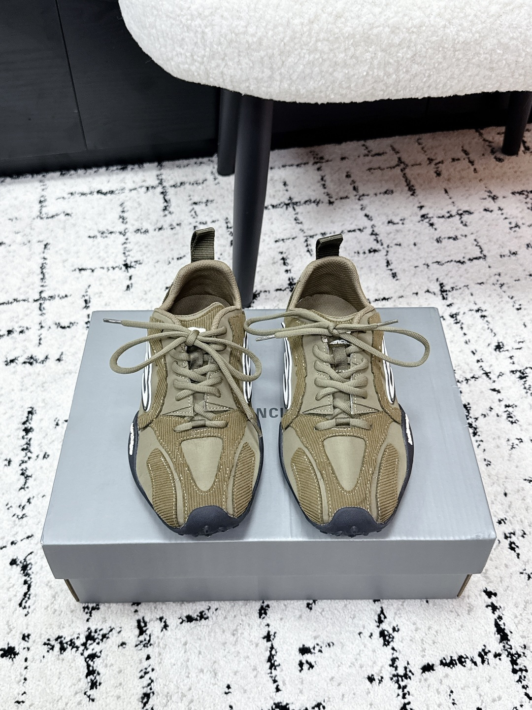 NO:726101,Balenciaga 26/ New Monday ultra urban series casual shoes. Different from the previous iconic thick soles, bulky and exaggerated shoe body structure, BALENCIAGA began to 'test the waters' with more restrained and restrained shoes, such as Monday, Circuits and the Hamptons released some time ago. They have all abandoned the ultra-thick soles and exaggerated uppers. The latest exposure of 2026 Spring sports shoes also continue this idea. The new shoes are based on the inner core of the flat, ground-hugging 'thin-soled shoe' silhouette, outlining a lighter posture. Upper: Corduroy and nylon material stitching Outsole: Original molded two-color rubber sole Size#35-39, casual shoes/sports shoes, balenciaga, balenciaga, sneakers19860909巴黎世家 26/ 新款 Monday ultra城市系列 休闲鞋 不同于以往标志性的厚底、笨重且浮夸的鞋身结构,BALENCIAGA 开始「试水」更克制和收敛的鞋款,例如Monday、Circuits 以及前段时间释出的 Hamptons 都舍弃了超厚底和浮夸的鞋面,最新曝光的 2026 春季运动鞋亦延续了这样的思路.全新鞋款以扁平、贴地的「薄底鞋」轮廓內核心,勾勒出更为轻盈的姿态. 鞋面: 灯芯绒与尼龙材质拼接 大底: 原版开模双色橡胶底 Size#35-39,休闲鞋/运动鞋,balenciaga,balenciaga,sneakers,Women's Shoes