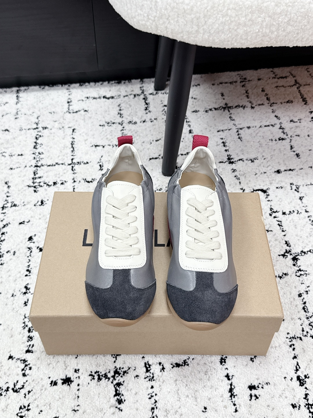 NO:726094,UMA WANG trendy brand 26/ New retro lace-up moral training shoes and casual shoes. The lining is made of fine lambskin, which is skin-friendly and breathable. The upper stitching and distressed effects are all hand-processed. The stitching is delicate and has a natural hand-made temperature, which reflects the craftsmanship standards of high-end designer brands.  The rubber outsole is soft and non-slip, fits the foot when walking, and takes into account retro styling and comfort. The low saturation color matching is very adaptable, and can be combined with suits and dresses to create a formal look, or combined with jeans and sweaters for a casual daily style. Sheepskin/cow suede upper, sheepskin lining, rubber outsole  size35-40 (40 customized, non-returnable), casual shoes/sports shoes, sneakers, hoodie, sweatshirts, skirts, jeans, business suit, sheepskin19860909UMA WANG 潮牌 26/ 新款复古绑带德训鞋休闲鞋 内衬为细腻小羊皮,触感亲肤且透气性佳.鞋面拼接缝线、做旧效果均为手工处理,针脚细腻且带有自然的手工温度,体现了高端设计师品牌的工艺标准. 采用橡胶大底,柔软且防滑,行走时贴合脚感,兼顾了复古造型与舒适度.低饱和度配色适配性极强,既能搭配西装、连衣裙打造正式造型,也能与牛仔裤、卫衣组合出随性日常风格. 鞋面羊皮/牛反绒 内里羊皮 大底橡胶大底 size35-40（40定制不退换）,休闲鞋/运动鞋,sneakers,hoodie,sweatshirts,skirts,jeans,business suit,sheepskin,Women's Shoes