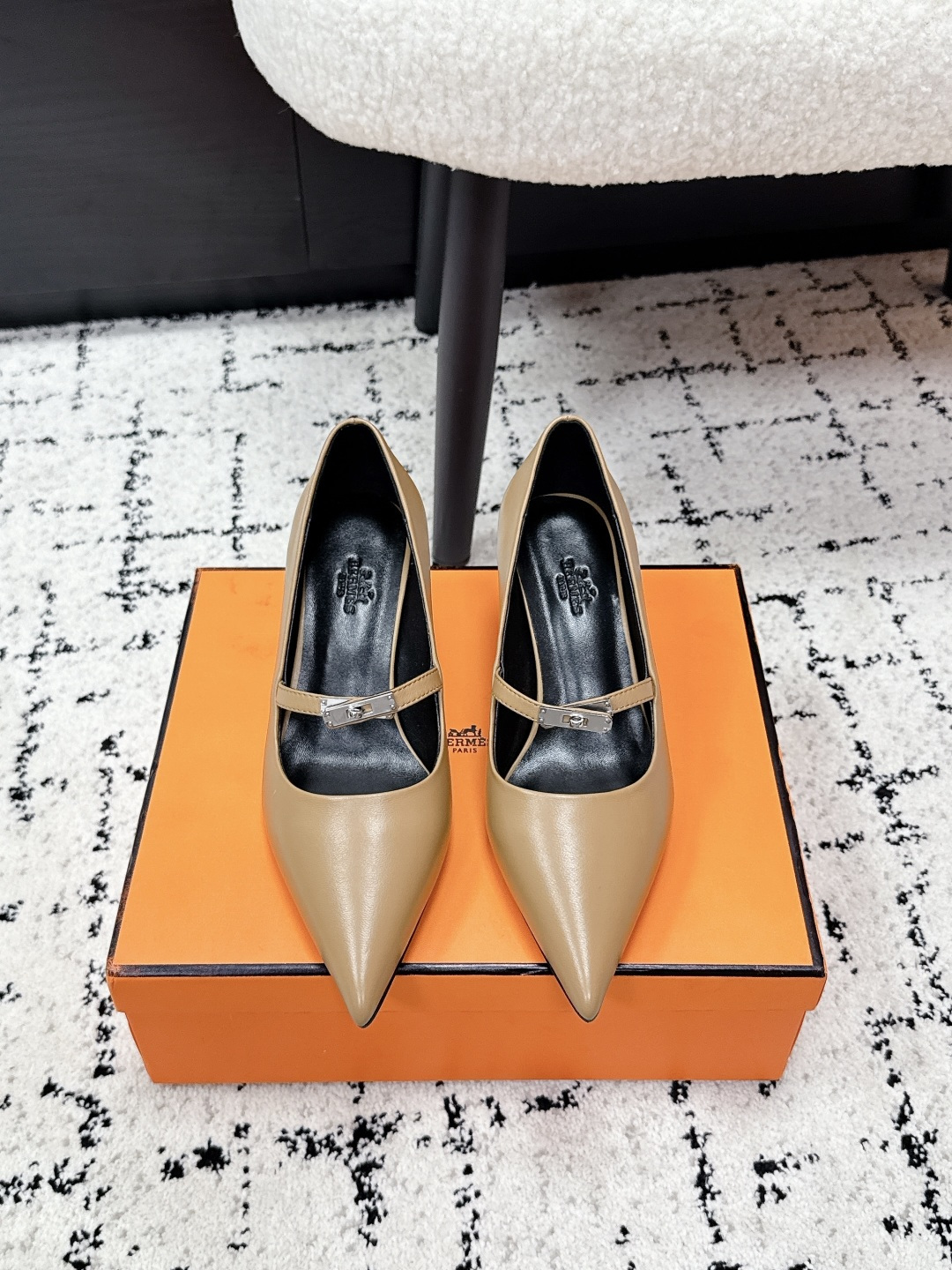 NO:725289,#TOPVERSION Hermes 26/ ss new classic elegant pointed toe Mary Jane high-heeled shoes. Based on the classic Mary Jane shoes, the design of pointed toe + one-word buckle is simple and elegant. The pointed toe shape can visually lengthen the leg line and adapt to various leg types. It continues the brand's low-key and high-end design concept. Only metal buckles are used to embellish the shoe body. There is no unnecessary decoration on the whole. The lines are smooth and neat, showing French elegance.  The soft leather material and moderately loose shoe last fit the foot shape immediately. The 6cm heel height combines elegance and comfort, and is not easy to fatigue when walking for a long time. It can be matched with retro-style dresses, suit pants, or minimalist style commuting wear. It is a 'universal item' to create an elegant look. Upper goatskin/goat leather lining Italian leather outsole 6cm higher  Size35-42 (40.41.42 customized, non-returnable), high heels, hermes, hermes, mary jane, high heels, skirts, business suit, sheepskin, sheep, Leather soles19860909#顶级版本 Hermes 爱马仕 26/ ss 新款经典优雅尖头玛丽珍高跟鞋 以经典玛丽珍鞋为原型,尖头+一字搭扣的设计简约优雅,尖头造型能在视觉上拉长腿部线条,适配多种腿型.延续了品牌低调高级的设计理念,仅通过金属扣点缀鞋身,整体无多余装饰,线条流畅利落,尽显法式优雅. 柔软的皮革材质与适度宽松的鞋楦,上脚即贴合脚型,6cm的鞋跟高度兼顾了优雅与舒适度,长时间行走也不易疲劳.既能搭配复古风的连衣裙、西装裤,也能适配极简风的通勤装,是打造优雅造型的“万能单品”. 鞋面山羊皮/羊京 内里小山羊皮 大底意大利真皮大底 增高6cm Size35-42（40.41.42定制不退换）,高跟鞋单鞋,hermes,hermes,mary jane,high heels,skirts,business suit,sheepskin,sheep,Leather soles,Women's Shoes