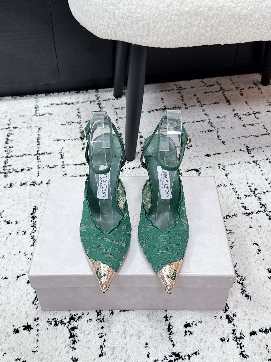 NO:725269,Jimmychoo 26/ Spring and summer new lace, pointed toe, high heels. The most interesting thing about this series is the contrast and little surprises!  Soft pastel colors can also look bold, and their appearance is very contagious. Sandra Choi moved the oversized paper peonies into Milan, surrounded by greenery and flowers, as if walking into a surreal wonderland. What surprised me most about Jimmy Choo this season was the 'reconstruction of lace'. The metal toe splicing, it is no longer just a symbol of femininity, but has been deconstructed and spliced, turning it into a leader in shoes. Fabric: imported embroidered lace, lining, imported custom-made lambskin outsole  Imported Italian raw color cowhide sole Heel height: 10cm Size 35 to 40 (40 is customizable and non-returnable), high heels and sandals, jimmy choo, jimmy choo, sandals, high heels, cowhide, sheepskin19860909Jimmychoo 吉米周 26/ 春夏新款 蕾丝 尖头 高跟鞋 这个系列最有意思的就是反差感和小惊喜！ 柔和的粉彩色也能显得很大胆,颜值很有感染力.SandraChoi把超大纸艺牡丹搬进米兰,四周绿意与花卉簇拥,仿佛走进一个超现实的仙境 这一季JimmyChoo最让我惊喜的是“蕾丝的再造”.金属鞋头拼接,它不再只是柔美的象征,而是被解构、拼接,化作鞋履上的佼佼者 面料:进口刺绣蕾丝 内里 进口意制小羊皮  大底 进口意大利原色牛皮底 跟高:10cm Size 35一40（40 定制不退换),高跟鞋凉鞋,jimmy choo,jimmy choo,sandals,high heels,cowhide,sheepskin,Women's Shoes