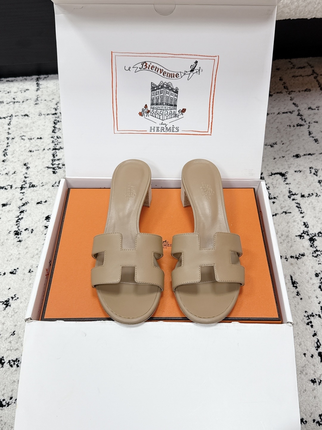 NO:726103,# purchasing grade HERMES 26/ Oasis series H classic slippers, high heels, one-line slippers, newly upgraded, 26 spring and summer latest color matching, family portrait, original development, purchasing grade quality. Incorporating details such as rhinestones, rivets, palm prints, graffiti, embroidery, etc., make the simple H slippers full of new ideas!  Add more matching possibilities!  The basic colors and this year’s hot new colors are all with your eyes closed. Every color of the must-have items for H fans in summer is very beautiful. The upper is cowhide/sheep goat/hot diamond/denim. The foot pads are original sheepskin. The sole is Italian A-grade double-layer genuine leather outsole. Heel height: 5cm Size#35-43 (40.41.42.43 is custom-made and non-refundable). Packaging:  Original latest full set of airplane box packaging, slippers, hermes, hermes, slippers, cowhide, sheepskin, sheep, Leather soles19860909#代购级 HERMES爱马仕 26/ Oasis系列 H经典拖 高跟 一字拖鞋 全新升级 26春夏最新配色 全家福 原版开发 代购级品质 融入水钻、铆钉、掌纹、 涂鸦、 刺绣等细节,让简约的H拖鞋 焕发新意！增加更多配搭可能性！ 基础色和今年爆款新配色,都是闭眼入的,H粉们夏日必备的单品每一个色都很好看 鞋面牛皮/羊猄/烫钻/牛仔布 垫脚原版羊皮 鞋底意大利A级双层真皮大底 跟高: 5cm Size#35-43（40.41.42.43定做不退换） 包装: 原版最新飞机盒全套包装,拖鞋,hermes,hermes,slippers,cowhide,sheepskin,sheep,Leather soles,Women's Shoes