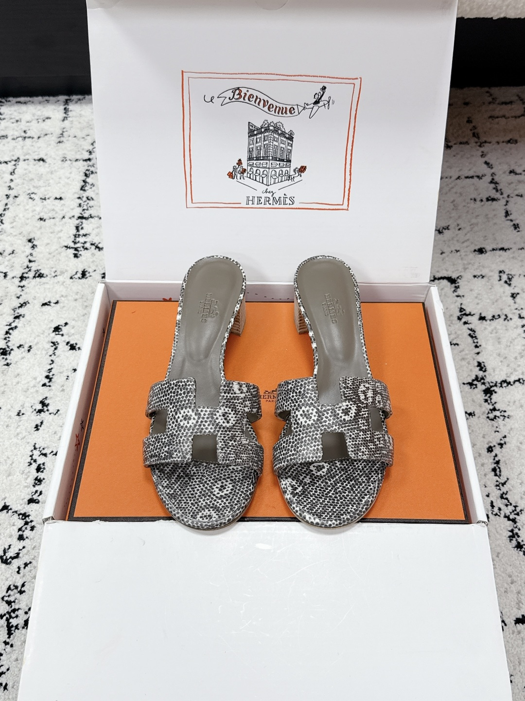 NO:725288,# purchasing grade HERMES 26/ Oasis series H classic slippers, high heels, one-line slippers, newly upgraded, 26 spring and summer latest color matching, family portrait, original development, purchasing grade quality. Incorporating details such as rhinestones, rivets, palm prints, graffiti, embroidery, etc., make the simple H slippers full of new ideas!  Add more matching possibilities!  The basic colors and this year’s hot new colors are all with your eyes closed. Every color of the must-have items for H fans in summer is very beautiful. The upper is cowhide/sheep goat/hot diamond/denim. The foot pads are original sheepskin. The sole is Italian A-grade double-layer genuine leather outsole. Heel height: 5cm Size#35-43 (40.41.42.43 is custom-made and non-refundable). Packaging:  Original latest full set of airplane box packaging, slippers, hermes, hermes, slippers, cowhide, sheepskin, sheep, Leather soles19860909#代购级 HERMES爱马仕 26/ Oasis系列 H经典拖 高跟 一字拖鞋 全新升级 26春夏最新配色 全家福 原版开发 代购级品质 融入水钻、铆钉、掌纹、 涂鸦、 刺绣等细节,让简约的H拖鞋 焕发新意！增加更多配搭可能性！ 基础色和今年爆款新配色,都是闭眼入的,H粉们夏日必备的单品每一个色都很好看 鞋面牛皮/羊猄/烫钻/牛仔布 垫脚原版羊皮 鞋底意大利A级双层真皮大底 跟高: 5cm Size#35-43（40.41.42.43定做不退换） 包装: 原版最新飞机盒全套包装,拖鞋,hermes,hermes,slippers,cowhide,sheepskin,sheep,Leather soles,Women's Shoes
