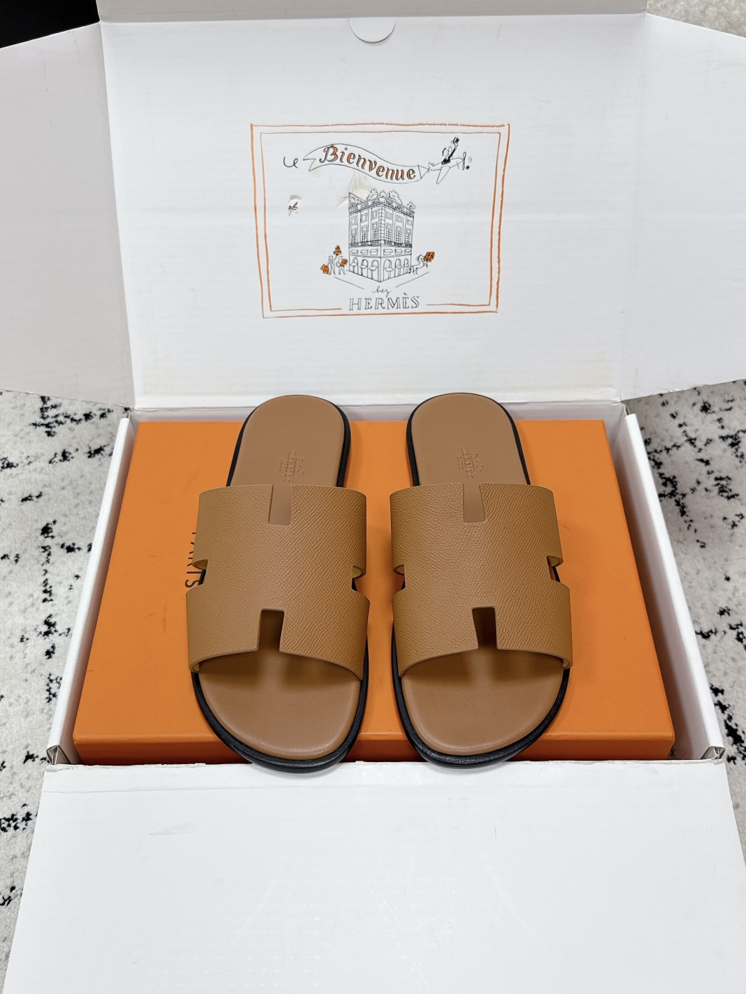 NO:725310,Original counter complete set of gift boxes #Guan produced Purchasing grade HERMES 26/ Izmir series Men's H slippers Second uncle's slippers Slippers Original purchase and development Masters from Dongguan factory spent half a year adjusting and modifying the ultimate replica Full genuine leather midsole Hemming, non-market microfiber material, good products are not afraid of delay  Made of high-quality cowhide, the upper is simple and elegant, and highly recognizable. The soft-soled design is comfortable to wear, suitable for daily commuting or leisure occasions. The classic flip-flop style is fashionable and practical, suitable for summer wear or beach. The counter has a split double box with a hard white outer box, which is full of texture and is great for gifting and personal use. The upper is imported original cowhide, the lining is cowhide, the outsole is fully genuine leather, the midsole is a genuine leather package, and the leather combination sole (non-superfiber)  Size#39-46 (45.46 customized, non-refundable and non-exchangeable), slippers, hermes, hermes, slippers, cowhide19860909原版专柜全套礼盒 #莞产 代购级 HERMES爱马仕 26/ Izmir系列 男士 H拖 二舅拖 一字拖鞋 原版购入开发 东莞大厂师傅历经半年调楦修改 极致复刻 全真皮中底 包边,非市面超纤材料,好货不怕晚 采用优质牛皮,鞋面简约大方,辨识度超高.软底设计,穿着舒适,适合日常通勤或休闲场合.经典一字拖款式,时尚又实用,夏季外穿或沙滩都很合适. 专柜同步分体式双盒搭配硬质白色外盒,质感满满,送礼自用都很赞 鞋面进口原版牛皮 内里牛皮 大底全真皮包中底 真皮组合鞋底（非超纤） Size#39-46(45.46定制不退不换),拖鞋,hermes,hermes,slippers,cowhide,Women's Shoes