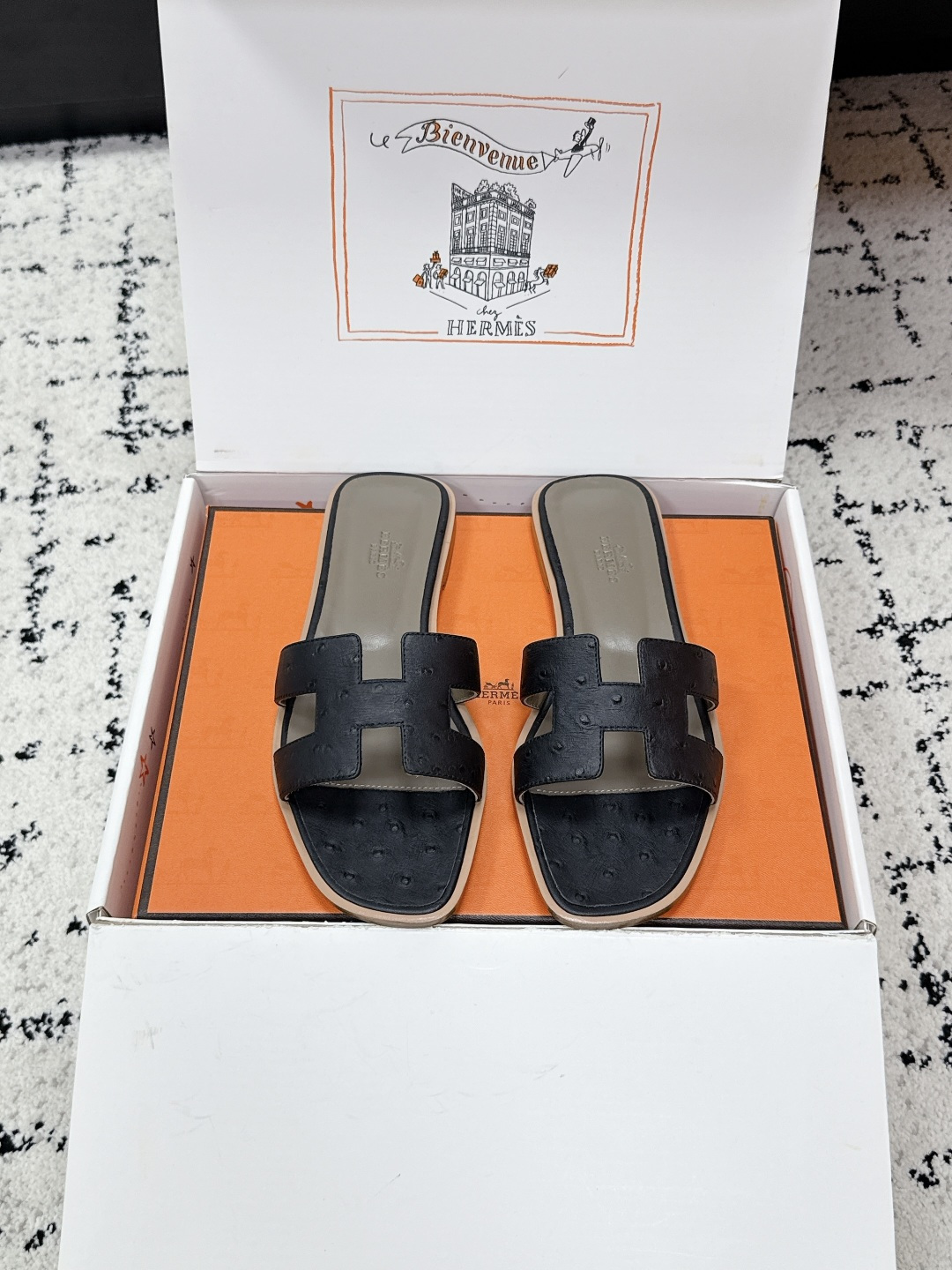 NO:725296,# purchasing grade HERMES 26/ Oran series H classic slippers, flat-soled slippers, newly upgraded 26 spring and summer latest colors, family portrait, original development, purchasing grade quality, incorporating details such as rhinestones, rivets, palm prints, graffiti, embroidery, etc., to make the simple H slippers new!  Add more matching possibilities!  The basic colors and this year’s hot new colors are all with your eyes closed. Every color is a must-have item for H fans in summer. The upper is cowhide/sheep/hot diamond/denim. The foot pads are original sheepskin. The sole is Italian A-grade double-layer leather outsole. Size#35-43 (40.41.42.43 is custom-made and non-refundable). Packaging:  Original latest full set of airplane box packaging, slippers, hermes, hermes, slippers, cowhide, sheepskin, sheep, Leather soles19860909#代购级 HERMES爱马仕 26/ Oran系列 H经典拖 平底一字拖鞋 全新升级 26春夏最新配色 全家福 原版开发 代购级品质 融入水钻、铆钉、掌纹、 涂鸦、 刺绣等细节,让简约的H拖鞋 焕发新意！增加更多配搭可能性！ 基础色和今年爆款新配色,都是闭眼入的,H粉们夏日必备的单品每一个色都很好看 鞋面牛皮/羊猄/烫钻/牛仔布 垫脚原版羊皮 鞋底意大利A级双层真皮大底 Size#35-43（40.41.42.43定做不退换） 包装: 原版最新飞机盒全套包装,拖鞋,hermes,hermes,slippers,cowhide,sheepskin,sheep,Leather soles,Women's Shoes