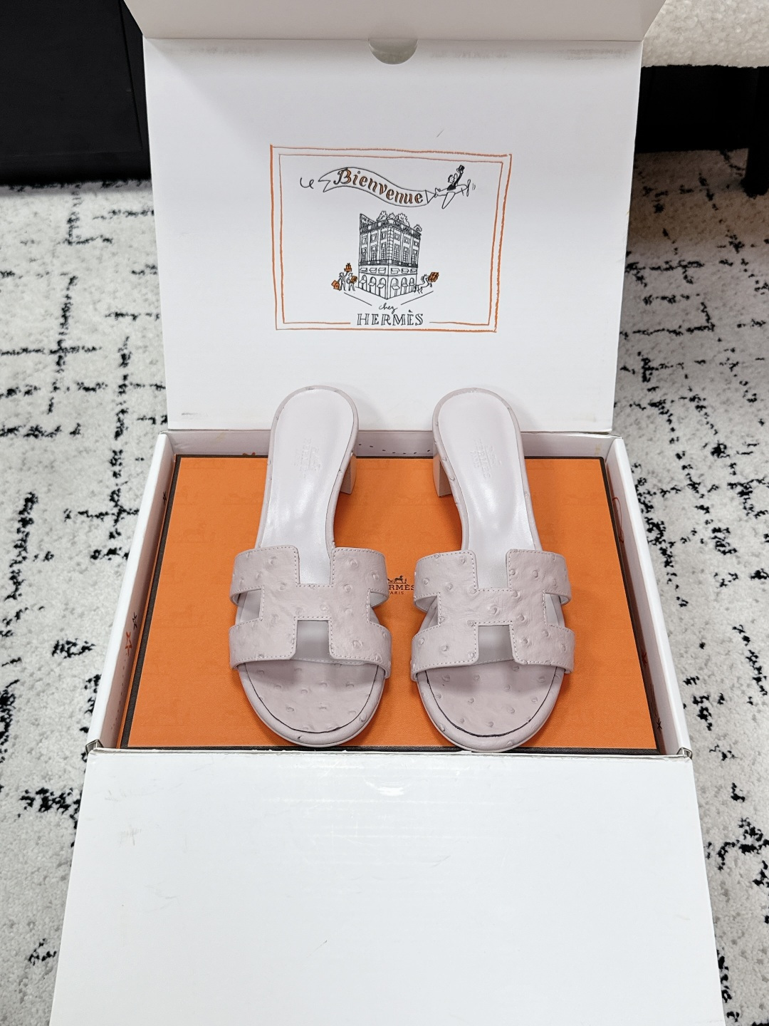 NO:725316,# purchasing grade HERMES 26/ Oasis series H classic slippers, high heels, one-line slippers, newly upgraded, 26 spring and summer latest color matching, family portrait, original development, purchasing grade quality. Incorporating details such as rhinestones, rivets, palm prints, graffiti, embroidery, etc., make the simple H slippers full of new ideas!  Add more matching possibilities!  The basic colors and this year’s hot new colors are all with your eyes closed. Every color of the must-have items for H fans in summer is very beautiful. The upper is cowhide/sheep goat/hot diamond/denim. The foot pads are original sheepskin. The sole is Italian A-grade double-layer genuine leather outsole. Heel height: 5cm Size#35-43 (40.41.42.43 is custom-made and non-refundable). Packaging:  Original latest full set of airplane box packaging, slippers, hermes, hermes, slippers, cowhide, sheepskin, sheep, Leather soles19860909#代购级 HERMES爱马仕 26/ Oasis系列 H经典拖 高跟 一字拖鞋 全新升级 26春夏最新配色 全家福 原版开发 代购级品质 融入水钻、铆钉、掌纹、 涂鸦、 刺绣等细节,让简约的H拖鞋 焕发新意！增加更多配搭可能性！ 基础色和今年爆款新配色,都是闭眼入的,H粉们夏日必备的单品每一个色都很好看 鞋面牛皮/羊猄/烫钻/牛仔布 垫脚原版羊皮 鞋底意大利A级双层真皮大底 跟高: 5cm Size#35-43（40.41.42.43定做不退换） 包装: 原版最新飞机盒全套包装,拖鞋,hermes,hermes,slippers,cowhide,sheepskin,sheep,Leather soles,Women's Shoes