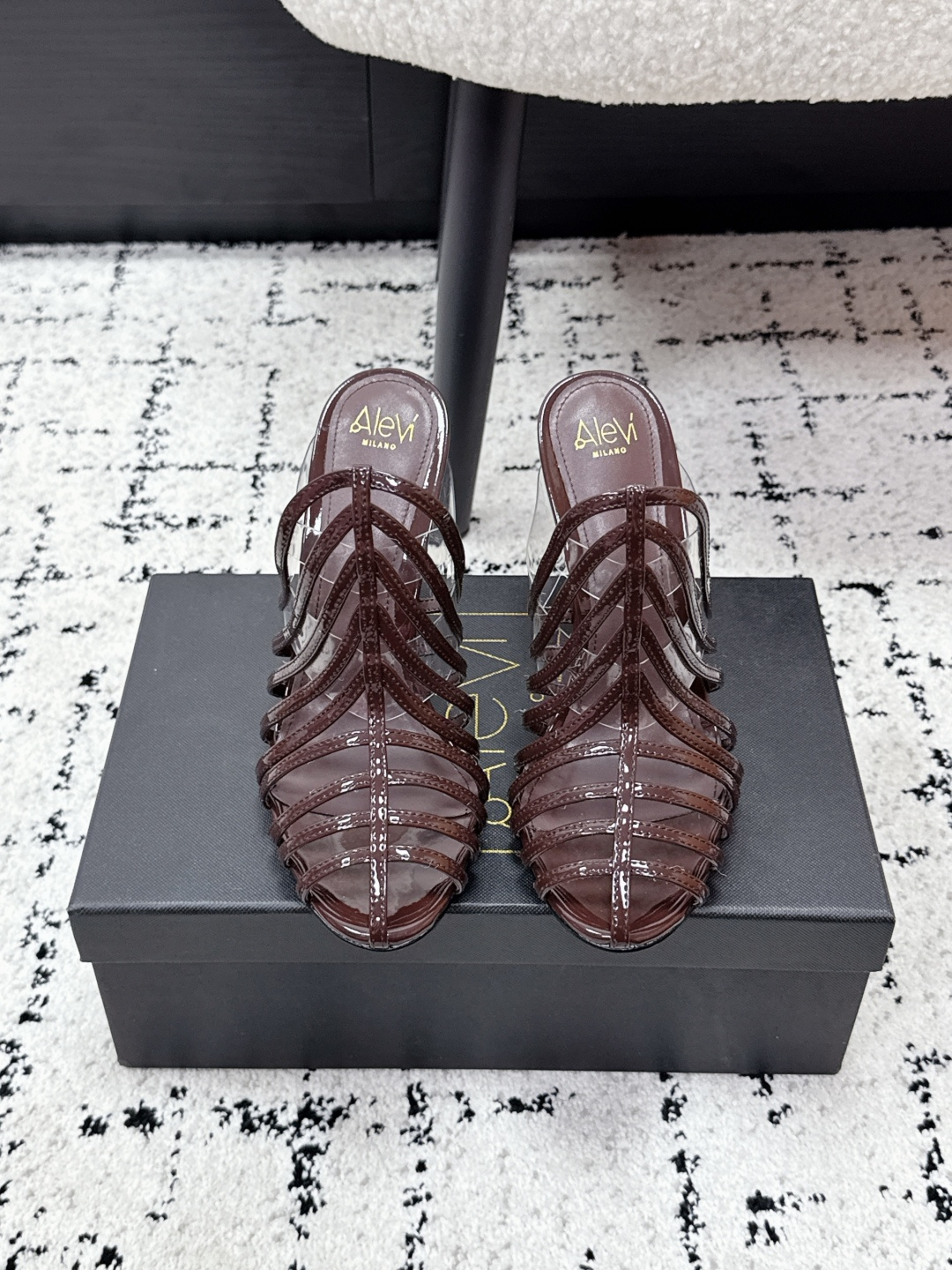 NO:748362,Alevi Milano Alevi Murano 26/ Striped hollow high-heeled catwalk style. A prestigious luxury shoe brand co-created by two Italian women, Valentina Michetti and Perla Alessandri. 0The 'earth-flavored sandals' have turned over. 0This time they have become the C position in fashion. Popular on Instagram, a must-have for fashion bloggers. Presenting the first wave of 'design stars', Alevi Milano's designers are inspired by personal life experiences.  Designed with a striped high-heeled half-drag modeled on strong women, it is most suitable for important occasions. Patent leather upper, mixed sheepskin lining, padding sheepskin, original open molded black-edged genuine leather sole, heel height 10.5cm, Size#34-42 (34.40.41.42 custom-made), high-heeled sandals, sandals, high heels, sheepskin19860909Alevi Milano 阿列维·姆拉诺 26/ 条带中空高跟走秀凉款 一个享有盛誉的奢侈鞋品牌由两位意大利本土女性共同创作 瓦伦蒂娜·米切蒂和佩拉·亚历山德里 0翻了身的“土味凉鞋” 0这次成了时髦精心中的C位 火遍ins,时尚博主人手必备 呈现第一波“设计新星” Alevi Milano的设计师以个人人生履历为灵感 设计了以坚强女性为代表的条带高跟半拖, 最适合重要场合穿上它撑场面 鞋面漆皮 内里混种羊皮 垫脚羊皮 鞋底原版开模黑边真皮底 跟高10.5cm Size#34-42 (34.40.41.42订做）,高跟鞋凉鞋,sandals,high heels,sheepskin,Women's Shoes