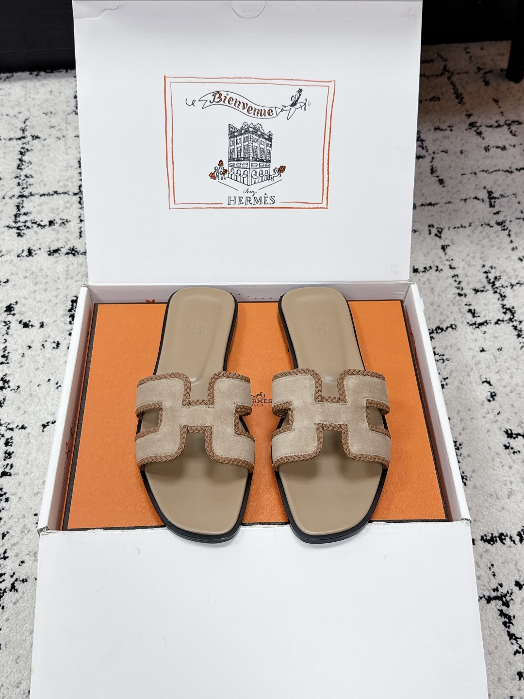 NO:725304,# purchasing grade HERMES 26/ Oran series H classic slippers, flat-soled slippers, newly upgraded 26 spring and summer latest colors, family portrait, original development, purchasing grade quality, incorporating details such as rhinestones, rivets, palm prints, graffiti, embroidery, etc., to make the simple H slippers new!  Add more matching possibilities!  The basic colors and this year’s hot new colors are all with your eyes closed. Every color is a must-have item for H fans in summer. The upper is cowhide/sheep/hot diamond/denim. The foot pads are original sheepskin. The sole is Italian A-grade double-layer leather outsole. Size#35-43 (40.41.42.43 is custom-made and non-refundable). Packaging:  Original latest full set of airplane box packaging, slippers, hermes, hermes, slippers, cowhide, sheepskin, sheep, Leather soles19860909#代购级 HERMES爱马仕 26/ Oran系列 H经典拖 平底一字拖鞋 全新升级 26春夏最新配色 全家福 原版开发 代购级品质 融入水钻、铆钉、掌纹、 涂鸦、 刺绣等细节,让简约的H拖鞋 焕发新意！增加更多配搭可能性！ 基础色和今年爆款新配色,都是闭眼入的,H粉们夏日必备的单品每一个色都很好看 鞋面牛皮/羊猄/烫钻/牛仔布 垫脚原版羊皮 鞋底意大利A级双层真皮大底 Size#35-43（40.41.42.43定做不退换） 包装: 原版最新飞机盒全套包装,拖鞋,hermes,hermes,slippers,cowhide,sheepskin,sheep,Leather soles,Women's Shoes