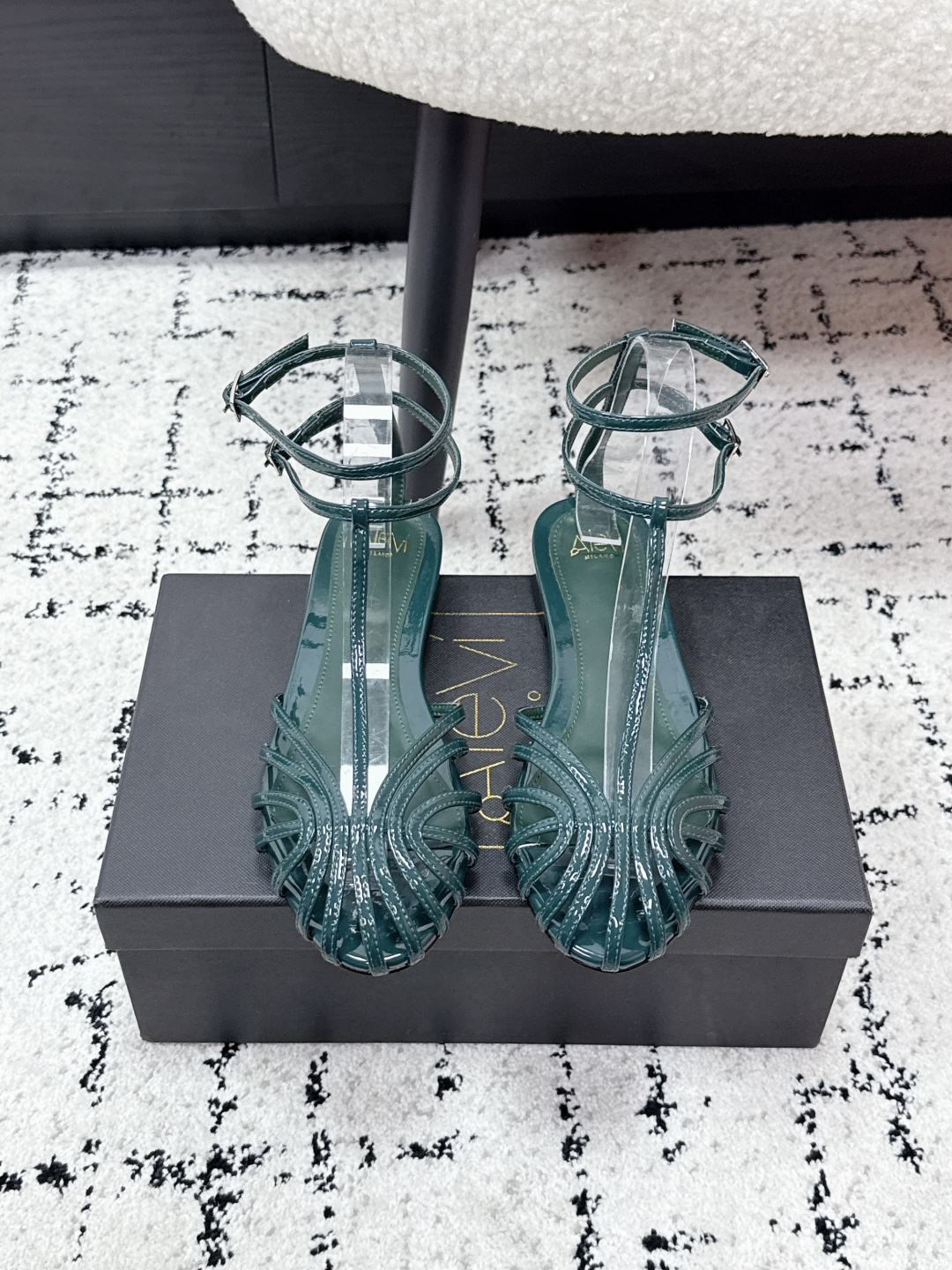 NO:748398,Alevi Milano Alevi Murano 26/ Striped hollow flat-soled catwalk style. A prestigious luxury shoe brand co-created by two local Italian women, Valentina Michetti and Perla Alessandri. 0The 'earth-flavored sandals' have turned over. This time they have become the C position among fashionable designers. They are popular on Instagram and are a must-have for fashion bloggers. The designer of Alevi Milano, who presents the first wave of 'new design stars', is inspired by his personal life history.  Designed as a striped high-heeled half-drag representing strong women, it is most suitable for important occasions. Patent leather upper, mixed sheepskin lining, padding sheepskin, original molded black-edged genuine leather sole, Size#34-42 (34.40.41.42 custom-made), high-heeled sandals, sandals, high heels, sheepskin19860909Alevi Milano 阿列维·姆拉诺 26/ 条带中空平底走秀凉款 一个享有盛誉的奢侈鞋品牌由两位意大利本土女性共同创作 瓦伦蒂娜·米切蒂和佩拉·亚历山德里 0翻了身的“土味凉鞋” 这次成了时髦精心中的C位 火遍ins,时尚博主人手必备 呈现第一波“设计新星” Alevi Milano的设计师以个人人生履历为灵感 设计了以坚强女性为代表的条带高跟半拖, 最适合重要场合穿上它撑场面 鞋面漆皮 内里混种羊皮 垫脚羊皮 鞋底原版开模黑边真皮底 Size#34-42 (34.40.41.42订做）,高跟鞋凉鞋,sandals,high heels,sheepskin,Women's Shoes