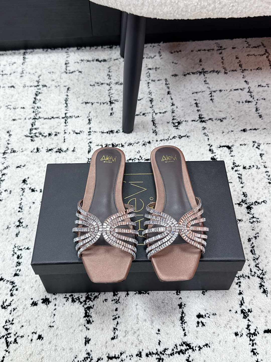 NO:748347,Alevi Milano Alevi Murano 26/ Striped hollow flat-soled catwalk style. A prestigious luxury shoe brand co-created by two local Italian women, Valentina Michetti and Perla Alessandri. 0The 'earth-flavored sandals' have turned over. This time they have become the C position among fashionable designers. They are popular on Instagram and are a must-have for fashion bloggers. The designer of Alevi Milano, who presents the first wave of 'new design stars', is inspired by his personal life history.  Designed with a striped high-heeled half-slipper that represents strong women, it is most suitable for important occasions. Patent leather/diamond upper, mixed sheepskin lining, sheepskin for feet. Original open-molded black-edged genuine leather sole. Size#34-42 (customized at 34.40.41.42), slippers, sandals, slippers, sheepskin19860909Alevi Milano 阿列维·姆拉诺 26/ 条带中空平底走秀凉款 一个享有盛誉的奢侈鞋品牌由两位意大利本土女性共同创作 瓦伦蒂娜·米切蒂和佩拉·亚历山德里 0翻了身的“土味凉鞋” 这次成了时髦精心中的C位 火遍ins,时尚博主人手必备 呈现第一波“设计新星” Alevi Milano的设计师以个人人生履历为灵感 设计了以坚强女性为代表的条带高跟半拖, 最适合重要场合穿上它撑场面 鞋面漆皮/钻 内里混种羊皮 垫脚羊皮 鞋底原版开模黑边真皮底 Size#34-42 (34.40.41.42订做）,拖鞋,sandals,slippers,sheepskin,Women's Shoes