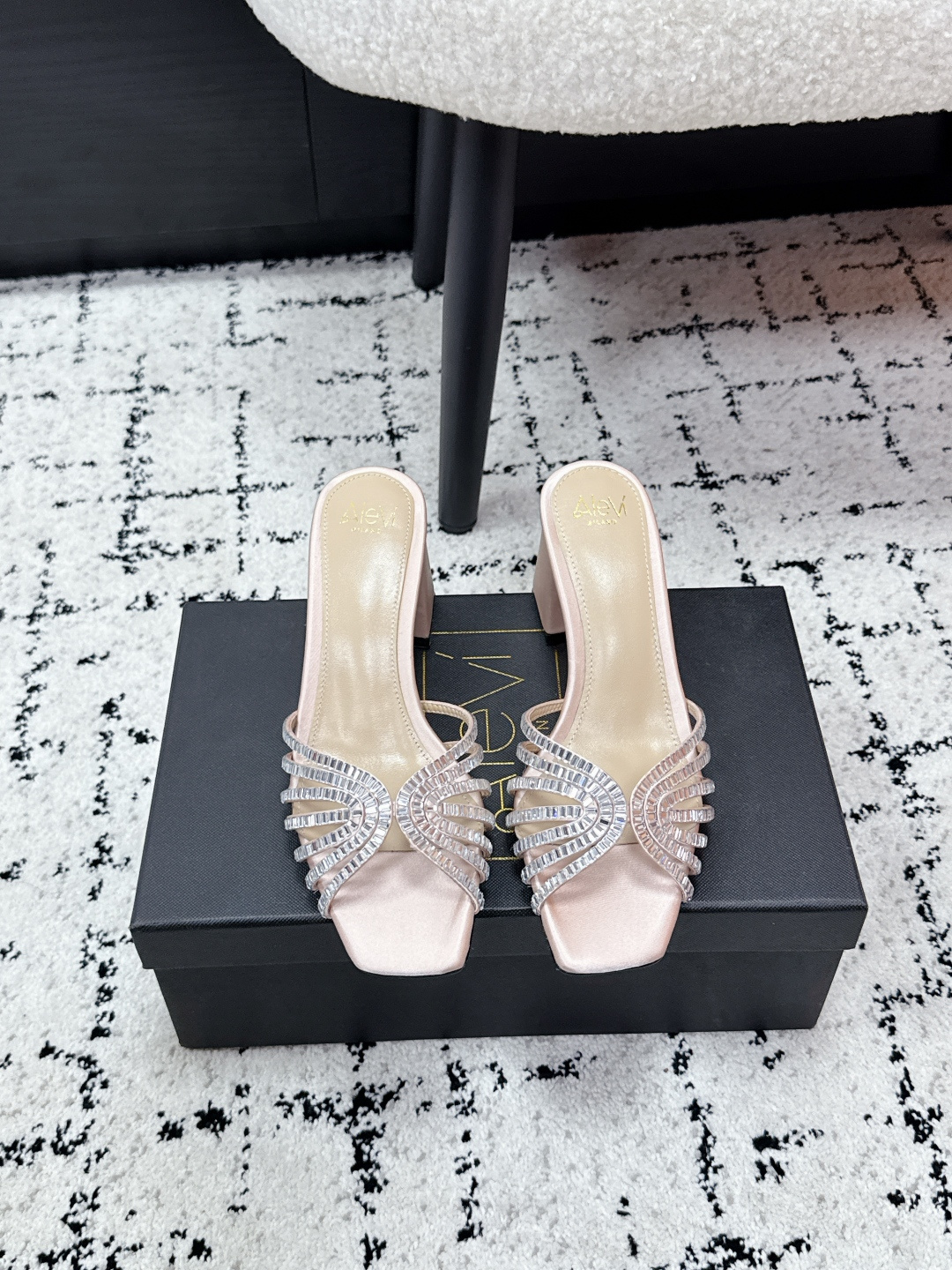 NO:748352,Alevi Milano Alevi Murano 26/ Striped hollow high-heeled catwalk style. A prestigious luxury shoe brand co-created by two local Italian women, Valentina Michetti and Perla Alessandri. 0The 'earth-flavored sandals' have turned over. This time they have become the C position among fashionable designers. They are popular on Instagram and are a must-have for fashion bloggers. Presenting the first wave of 'design stars', Alevi Milano's designers are inspired by their personal life experiences.  Designed with a striped high-heeled half-slipper that represents strong women, it is most suitable for important occasions. Patent leather/diamond upper, mixed sheepskin lining, foot pad sheepskin. Heel height: 8.5Cm. Original open-molded black-edged genuine leather sole. Size#34-42 (34.40.41.42 custom-made), slippers, sandals, slippers, sheepskin.19860909Alevi Milano 阿列维·姆拉诺 26/ 条带中空高跟走秀凉款 一个享有盛誉的奢侈鞋品牌由两位意大利本土女性共同创作 瓦伦蒂娜·米切蒂和佩拉·亚历山德里 0翻了身的“土味凉鞋” 这次成了时髦精心中的C位 火遍ins,时尚博主人手必备 呈现第一波“设计新星” Alevi Milano的设计师以个人人生履历为灵感 设计了以坚强女性为代表的条带高跟半拖, 最适合重要场合穿上它撑场面 鞋面漆皮/钻 内里混种羊皮 垫脚羊皮 跟高: 8.5Cm 鞋底原版开模黑边真皮底 Size#34-42 (34.40.41.42订做）,拖鞋,sandals,slippers,sheepskin,Women's Shoes