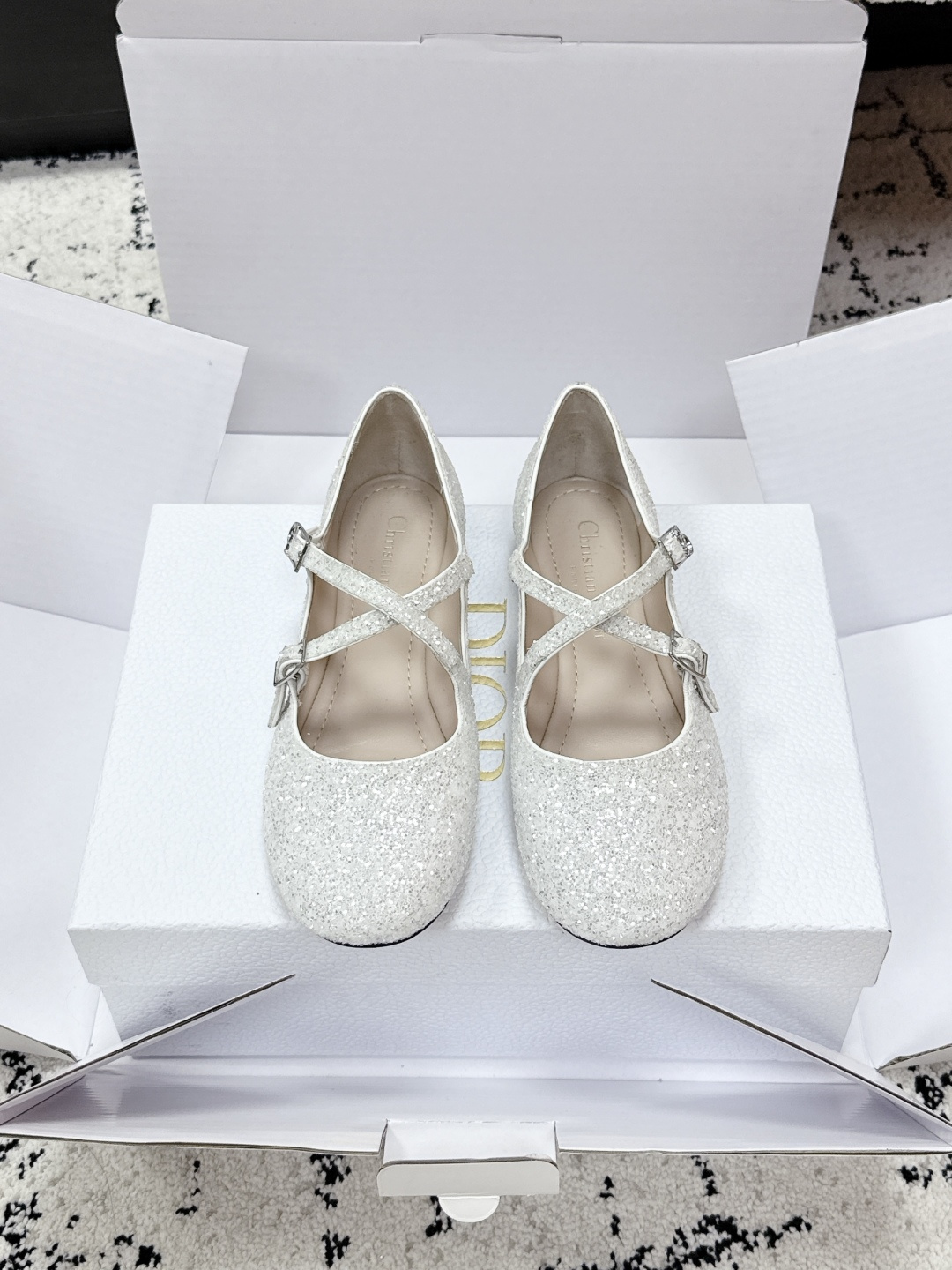 NO:725322,# purchasing grade Dior Dior 26/ ss early spring new cross-strap glitter flat Mary Jane shoes cross-strap Mary Jane shoe version, with flat design, the toe is a rounded square toe shape, the strap is equipped with an adjustable metal buckle, taking into account the retro feel and fit.  The shoe style continues Dior's classic elegant ballet shoe style, which is retro and refined. The white model is fresh and fairy, the gold model is noble and luxurious, and the silver model is cool and eye-catching. The three colors can be adapted to different styles and scenes. Upper Grete/Electric Embroidered Mesh Fabric Lining Sheepskin Outsole Genuine leather outsole Increased by 1cm Size: #35-42 (customized sizes 40, 41, and 42 are not returnable), ballet shoes, dior, dior, mary  jane,sheepskin,leather soles19860909#代购级 Dior 迪奥 26/ ss 早春新款交叉绑带闪粉平底玛丽珍鞋单鞋 交叉绑带玛丽珍鞋版型,搭配平底设计,鞋头是圆润的方头造型,绑带处配有可调节金属扣,兼顾复古感与穿着贴合度. 鞋型延续了迪奥经典的优雅芭蕾鞋风格,复古又精致.白色款清新仙气,金色款贵气奢华,银色款冷艳亮眼,三款色调可适配不同穿搭风格与场景. 鞋面格力特/电绣网布 内里羊皮 大底真皮大底 增高1cm size : #35-42码（40、41、42码定制不退换）,芭蕾舞鞋,dior,dior,mary jane,sheepskin,Leather soles,Women's Shoes