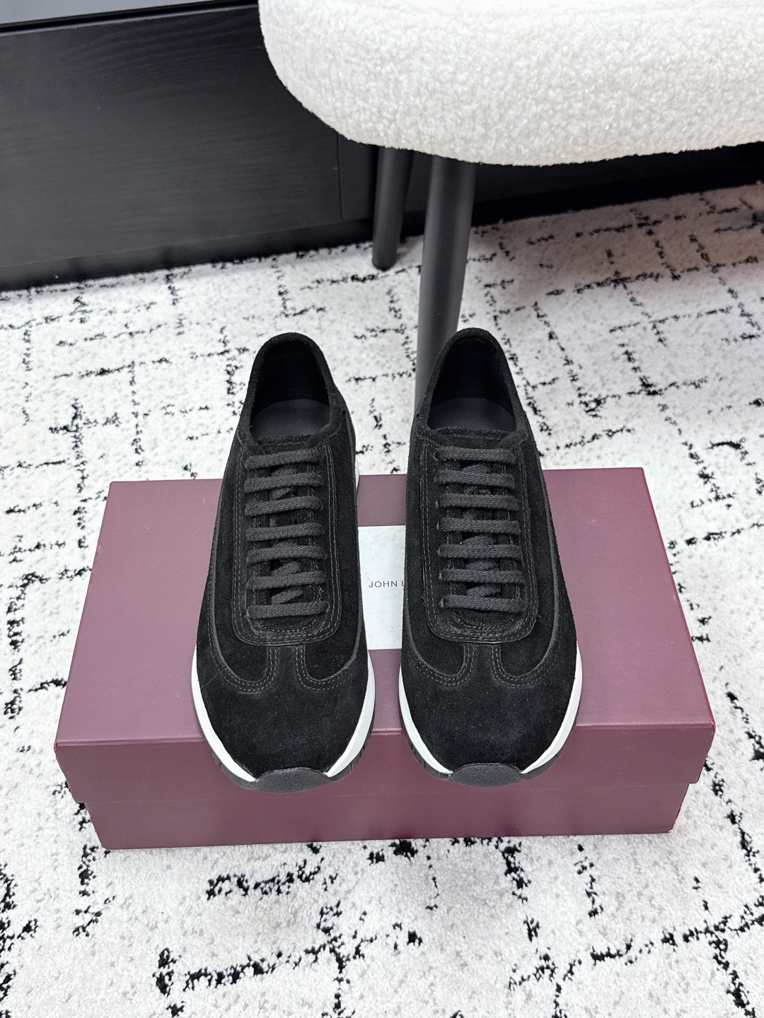 NO:725320,#Men's Top Version John Lobb John Lobb 26/ River II Men's Casual Shoes Series Lace-Up/Elastic Band Thick-soled Sneakers Old Money Style Casual Shoes Original purchase, development and production. This black leather luxury casual shoe is versatile and practical, suitable for all seasons. John Lobb's iconic triple cross elastic details ensure easy wearing and taking off. At the same time, it is reminiscent of the traditional hand-sewing process of the brand's tailored jackets, paying tribute to John Lobb's exquisite craftsmanship inheritance.  The style of this shoe is elegant and casual, equipped with leather lining, custom-made cowhide/cow suede upper, cowhide lining, TPU foam combination outsole, Size #European size is one size larger, 38-45 (46.47 custom-made, non-returnable), casual shoes/sports shoes, hermes, sneakers, jackets & coats,cowhide19860909#男款 顶级版本 John Lobb 约翰·洛布 26/ River II 男士休闲鞋系列 系带/弹力松紧带厚底运动鞋老钱风休闲鞋 原版购入开发 做货 这款黑色皮革 奢华休闲鞋百搭实穿,四季皆宜 爱马仕旗下 John Lobb标志性三重交叉松紧细节确保穿脱灵便 同时令人联想到品牌精裁夹克的传统手工缝制工艺,致敬约翰.洛布的精湛工艺传承 此款鞋履风格优雅而休闲,配有皮革衬里 鞋面定制牛皮/牛反绒 内里牛皮 鞋底TPU发泡组合大底 Size#欧码偏大一码38-45（46.47定做不退换）,休闲鞋/运动鞋,hermes,sneakers,jackets & coats,cowhide,Women's Shoes